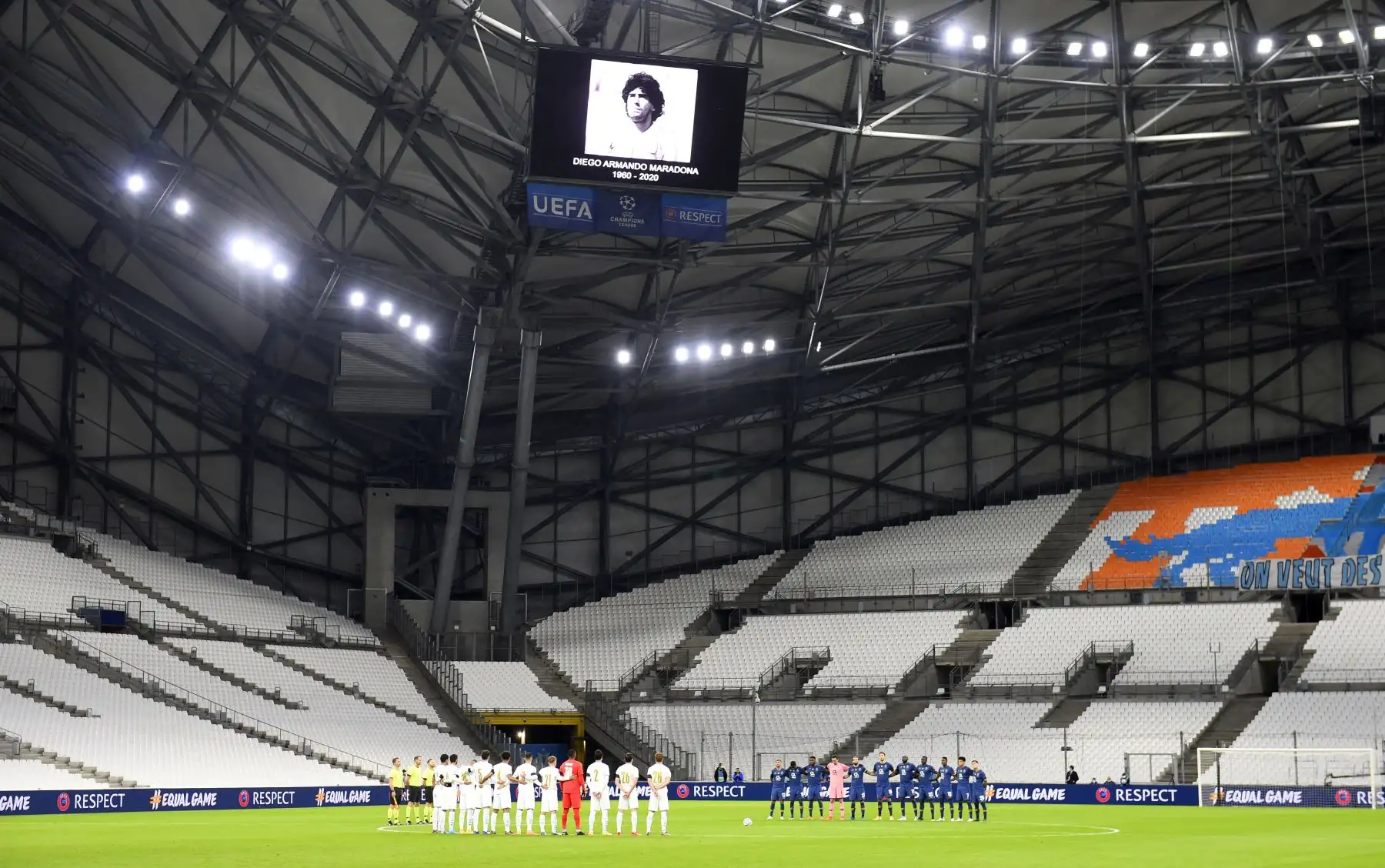 Los jugadores guardan un minuto de silencio para rendir homenaje a la leyenda del fútbol argentino Diego Maradona en el FC Porto. Foto. AFP