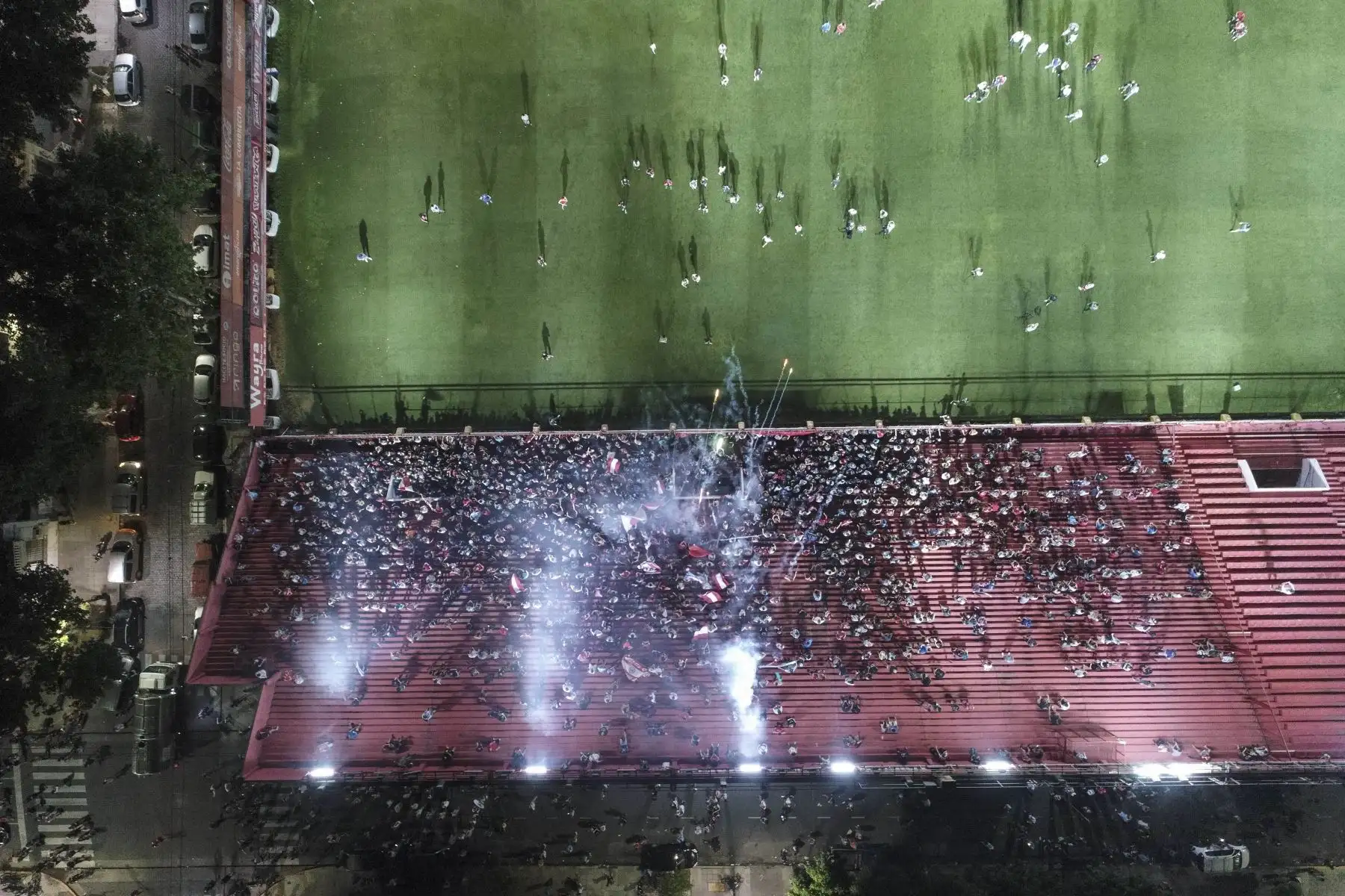 Los fanáticos de la leyenda del fútbol argentino Diego Maradona se reúnen en el Estadio Diego Armando Maradona de Argentinos Junior para rendir homenaje el día de su muerte en el barrio La Paternal, Buenos Aires. Foto: AFP