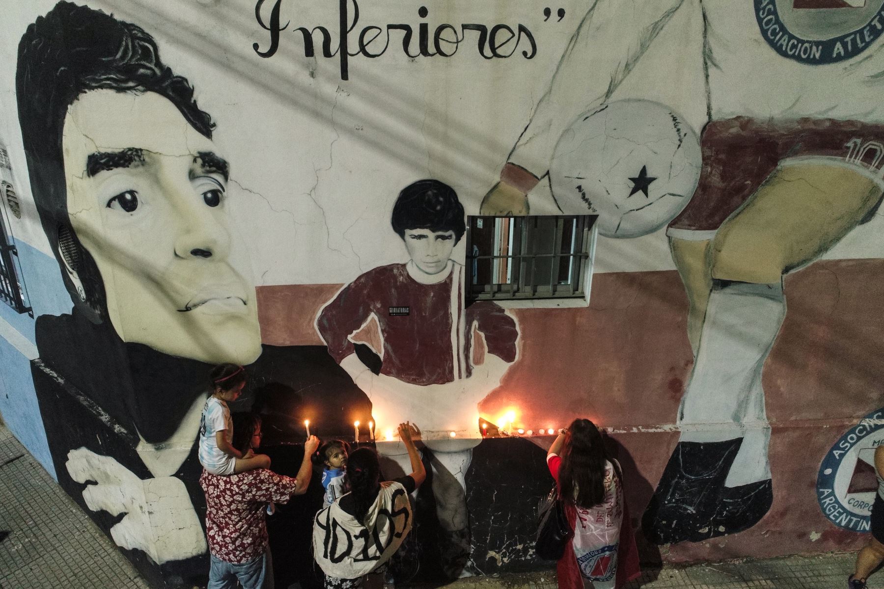 Los fanáticos de la leyenda del fútbol argentino Diego Maradona se reúnen frente al estadio Diego Armando Maradona de Argentinos Junior para llorar su muerte en el barrio La Paternal, Buenos Aires. Foto: AFP