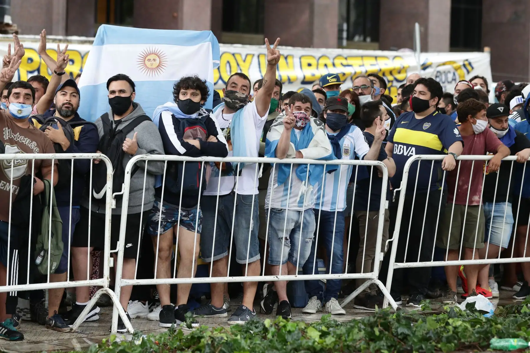 La gente hace cola  frente al palacio presidencial en Buenos Aires para rendir homenaje al ataúd de la leyenda del fútbol Diego Maradona, que llegó durante un período de reposo tras su muerte el día antes de los 60 años mientras se recuperaba de una operación cerebral.
Foto: AFP