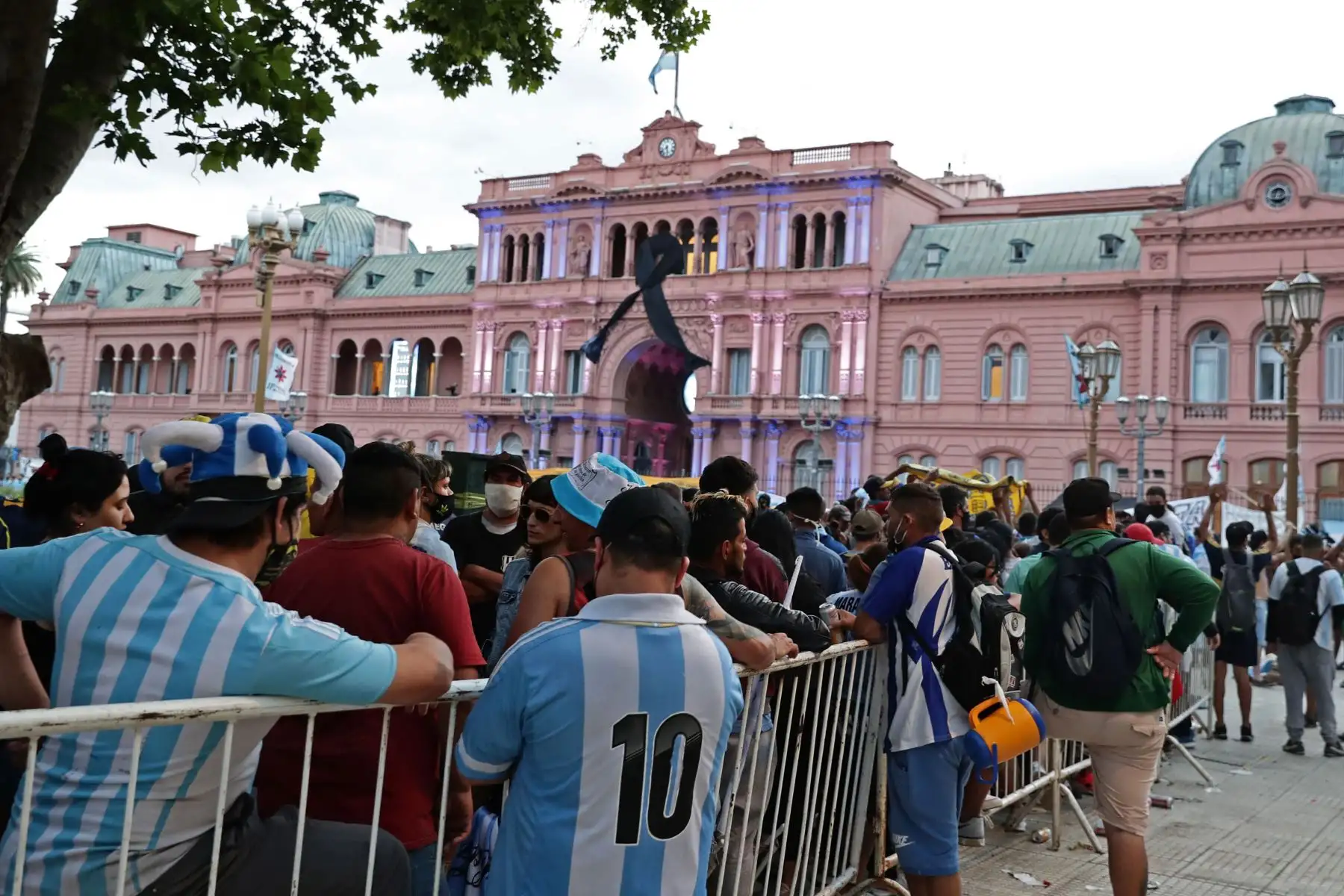 Los hinchas esperan ingresar a la Casa de Gobierno para rendir homenaje a la leyenda del fútbol Diego Armando Maradona en Buenos Aires.
Foto: AFP
