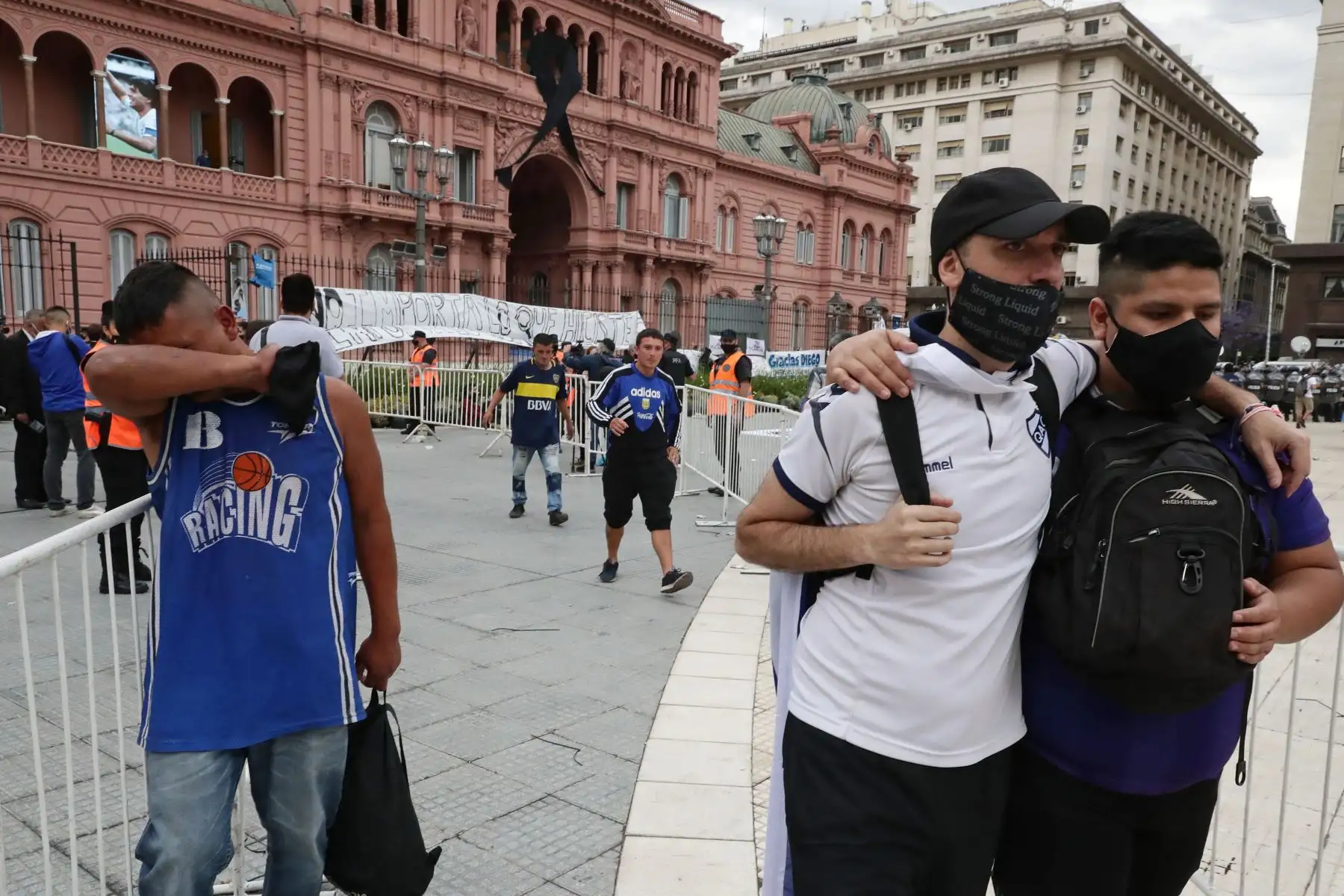La gente reacciona al salir  del palacio presidencial en Buenos Aires después de rendir homenaje al féretro de la leyenda del fútbol Diego Maradona.
Foto:AFP