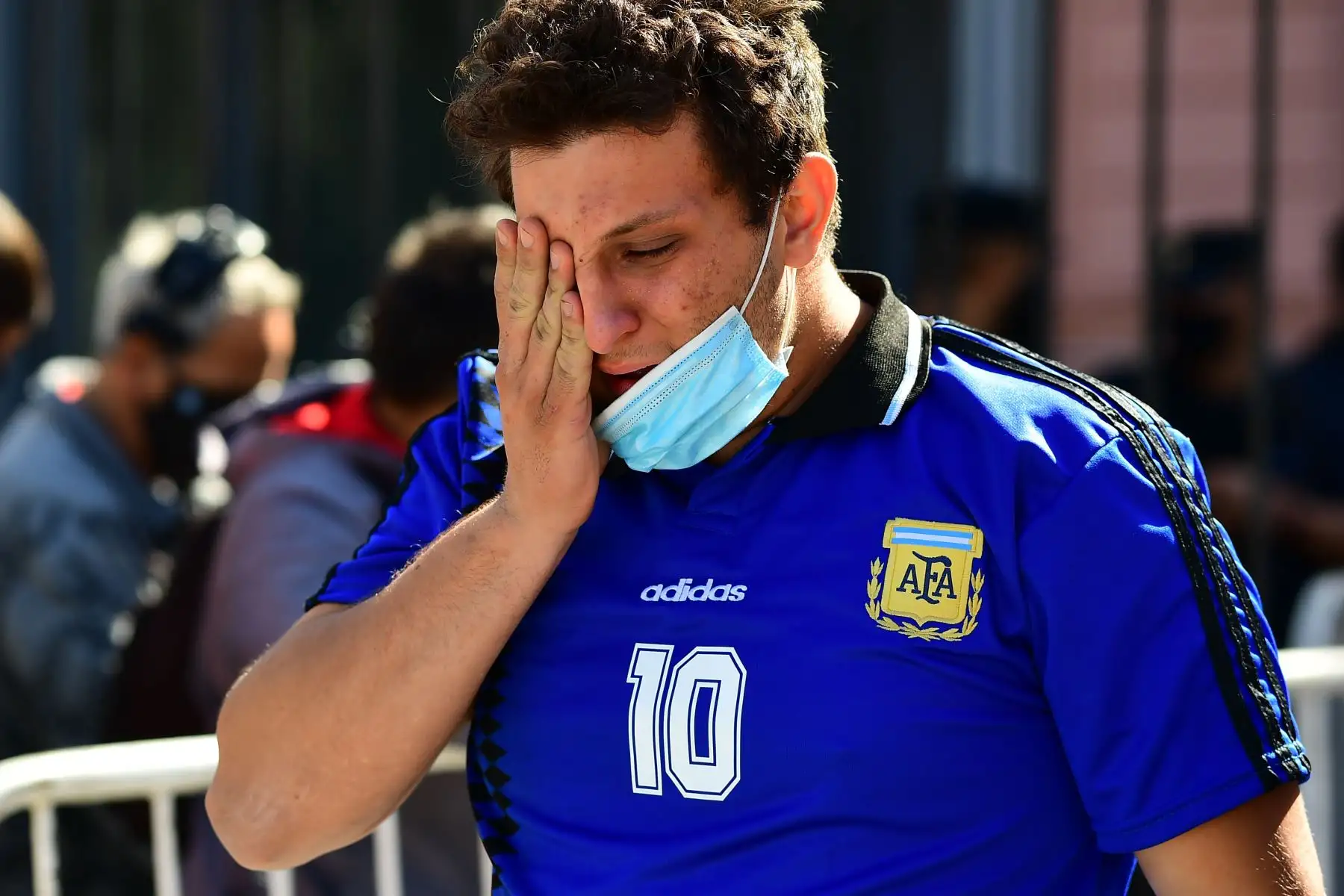 Los admiradores de Diego Maradona lloran después de rendir homenaje a la leyenda del fútbol Diego Armando Maradona en la Casa de Gobierno en Buenos Aires.
Foto: AFP