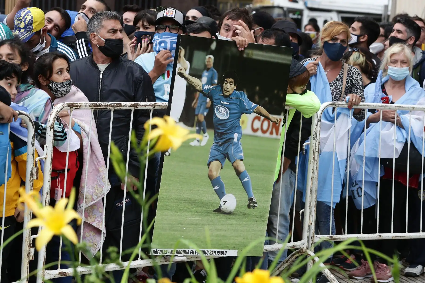 La gente hace cola frente al palacio presidencial en Buenos Aires para rendir homenaje al ataúd de la leyenda del fútbol Diego Maradona.
Foto:AFP