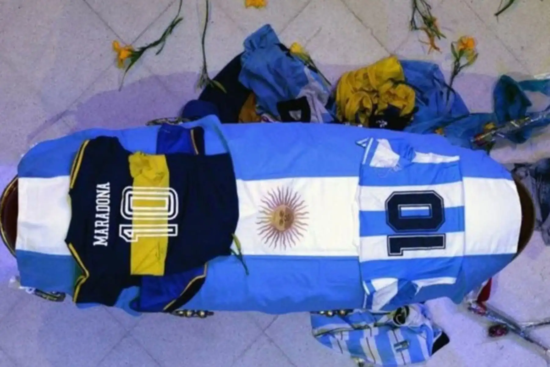 Féretro de Diego Armando Maradona es velado en el palacio presidencial en Buenos Aires donde miles hacen cola para despedir al genio del fútbol.
Foto: Captura TV
