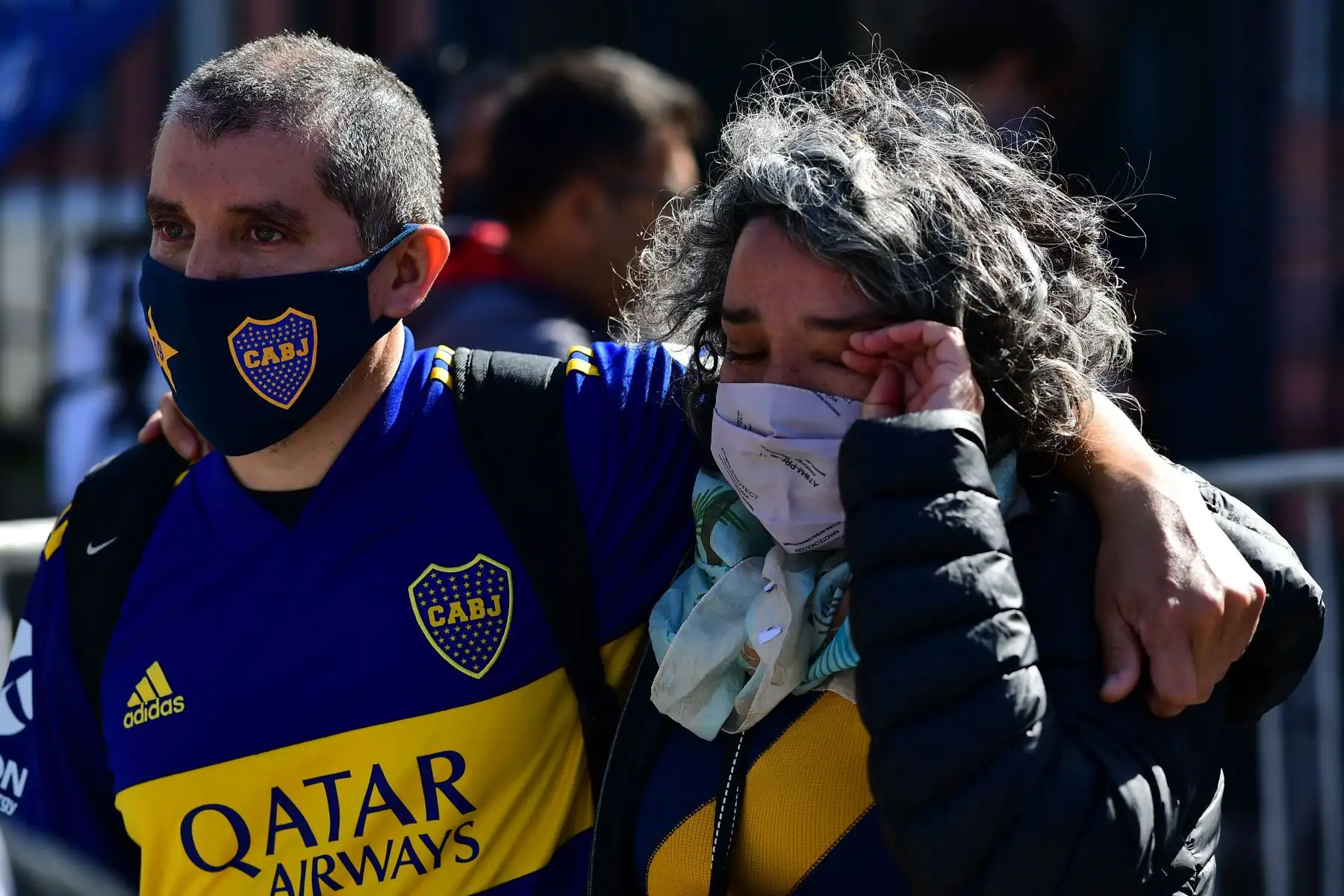 Los seguidores de Diego Maradona lloran luego de rendir homenaje a la leyenda del fútbol Diego Armando Maradona en la Casa de Gobierno en Buenos Aires.
Foto: AFP