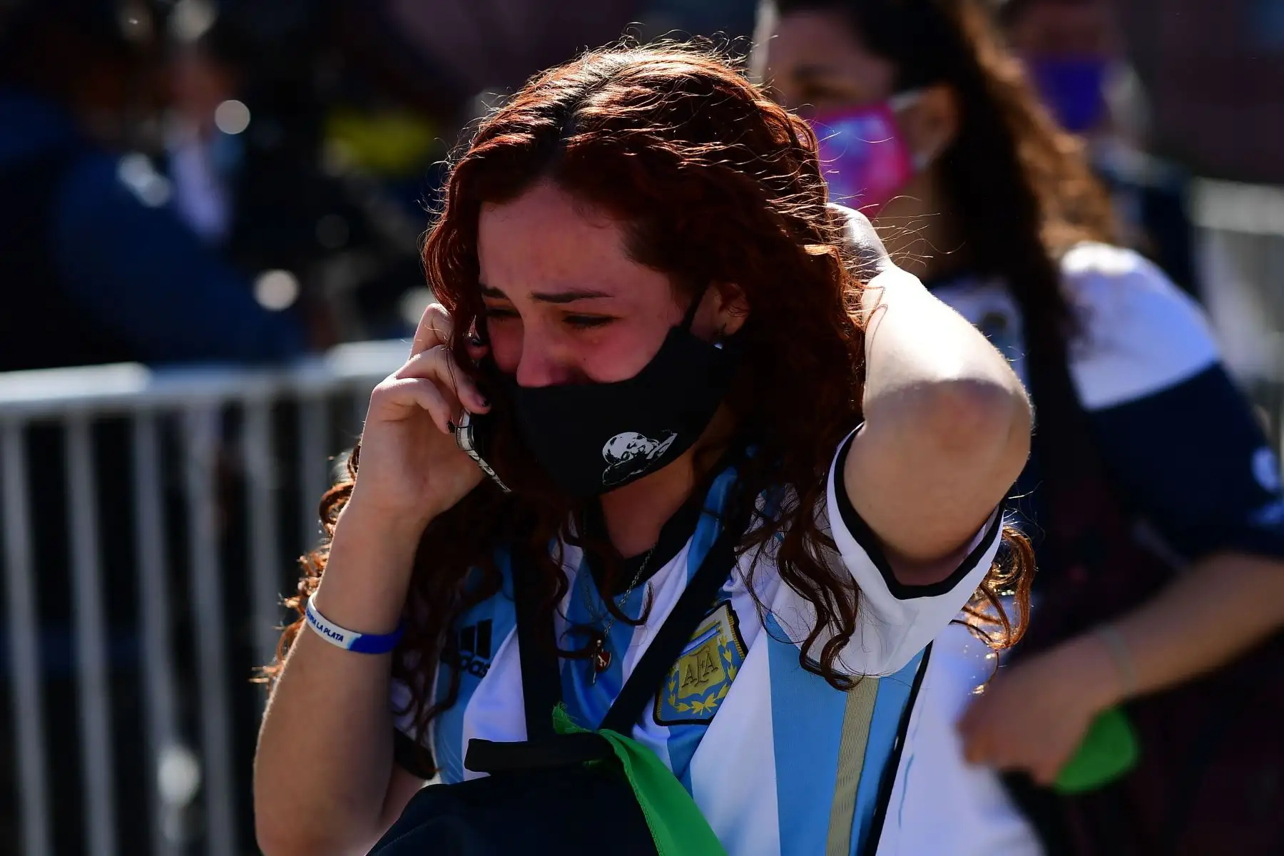 Los seguidores de Diego Maradona lloran luego de rendir homenaje a la leyenda del fútbol Diego Armando Maradona en la Casa de Gobierno en Buenos Aires.
Foto: AFP