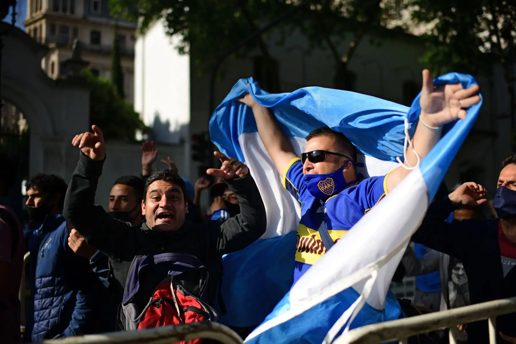 Los hinchas son vistos afuera de la casa de gobierno de la Casa Rosada mientras esperan para rendir homenaje a la leyenda del fútbol argentino Diego Armando Maradona en Buenos Aires.
Foto: AFP