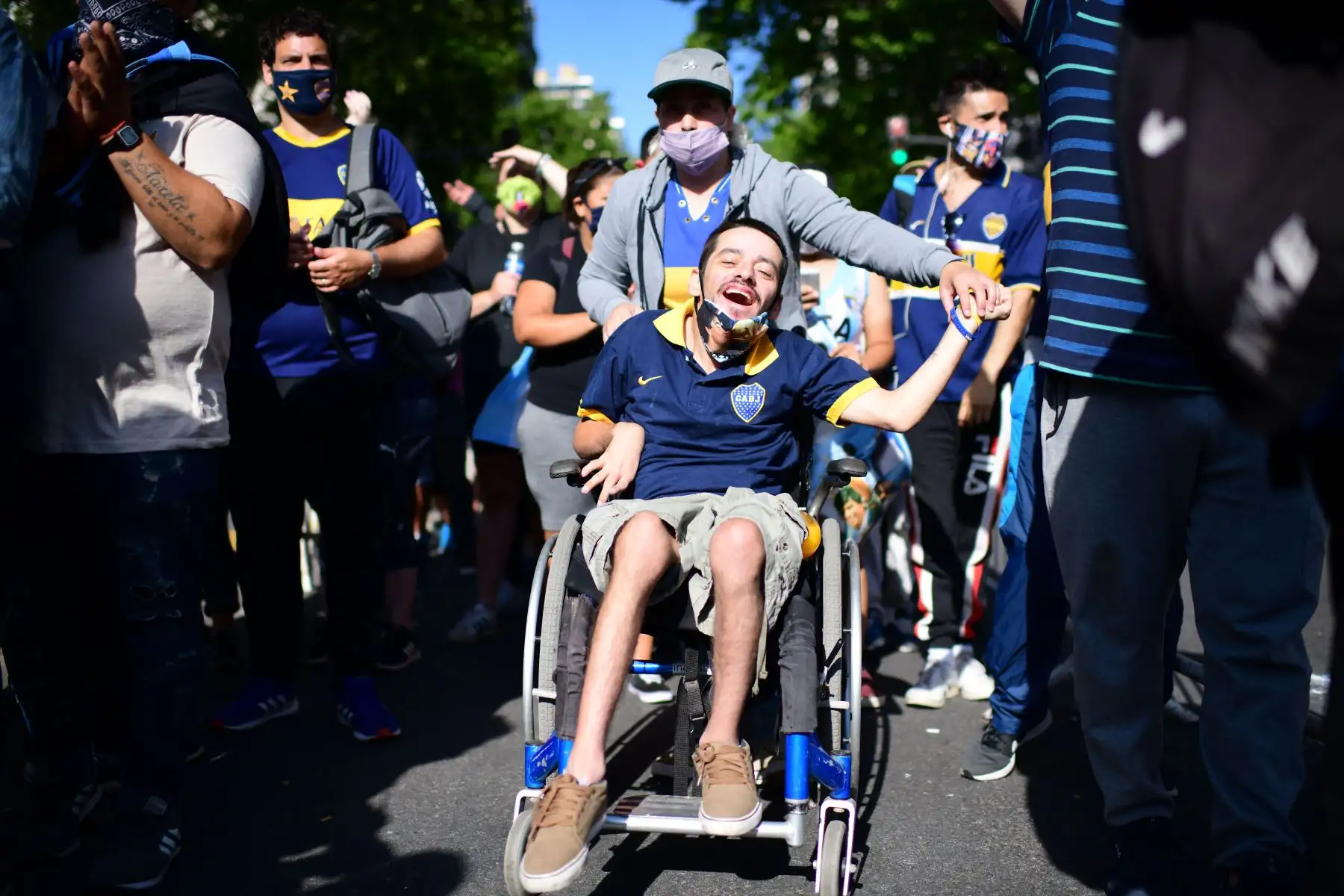 Los hinchas, la mayoría con camisetas de la selección argentina de fútbol Boca Juniors, se ven afuera de la casa de gobierno de la Casa Rosada mientras esperan para rendir homenaje a la leyenda del fútbol argentino Diego Armando Maradona en Buenos Aires.
Foto: AFP