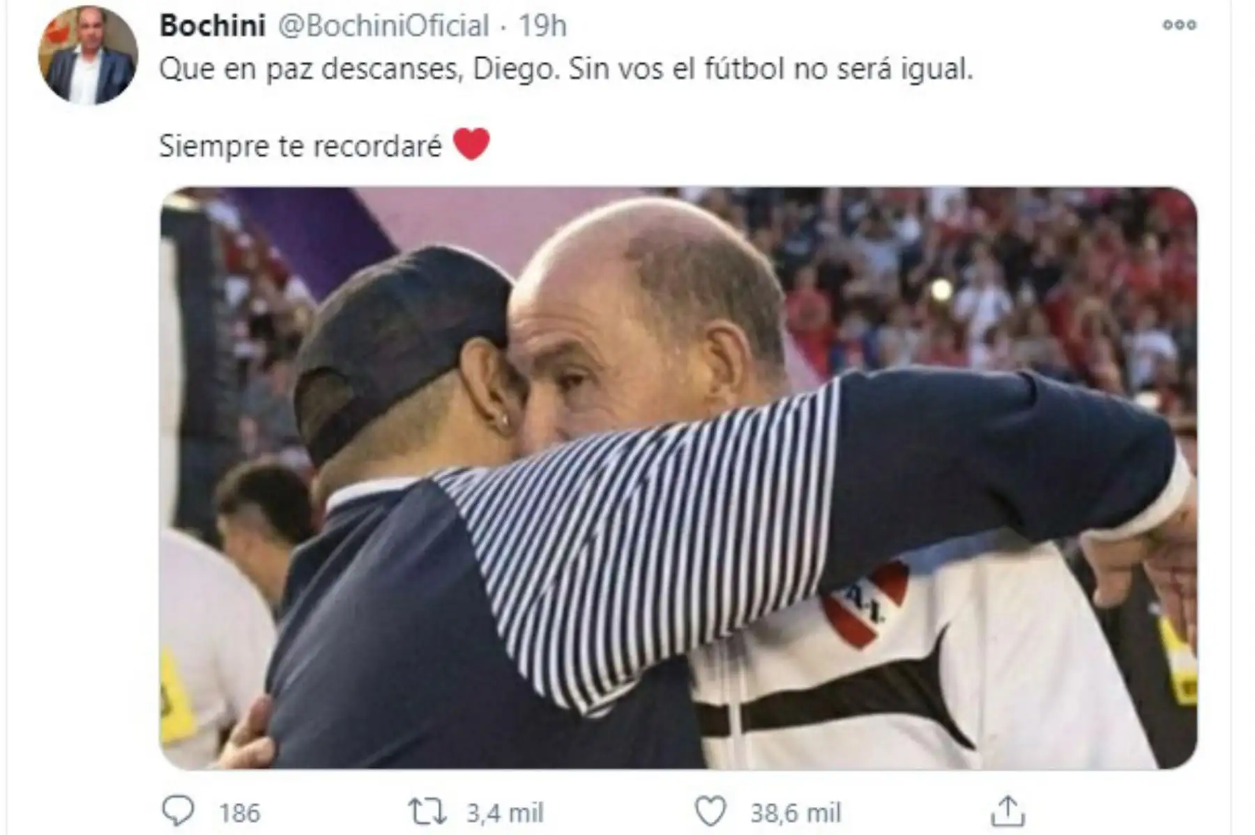 El ex futbolista Ricardo Enrique Bochini y compañero de Diego Armando Maradona en el Mundial de México 86 se despide en redes sociales del astro argentino.
Foto: Twitter