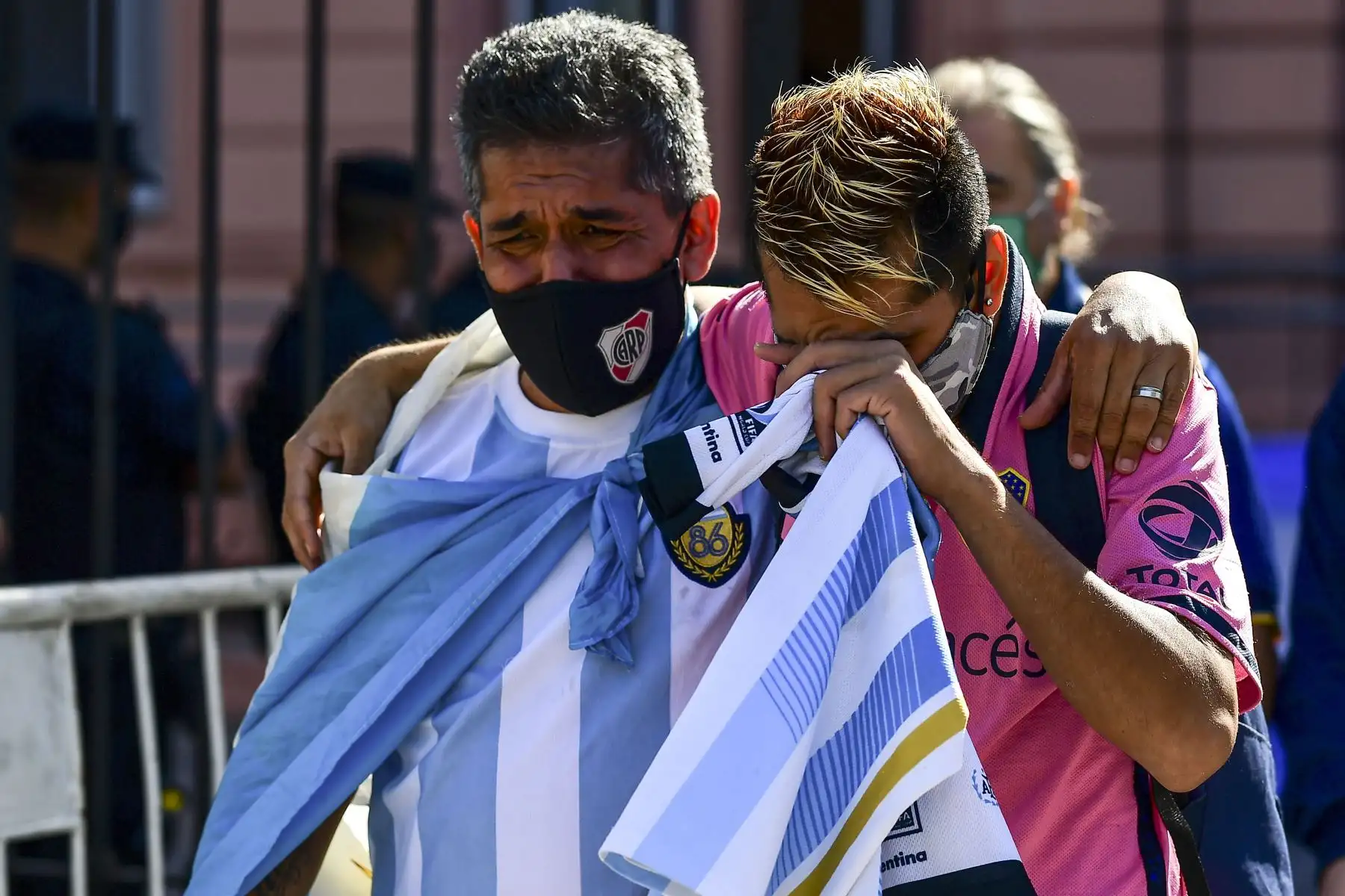 Los hinchas lloran afuera de la Casa Rosada mientras esperan para rendir homenaje a la leyenda del fútbol argentino Diego Armando Maradona en Buenos Aires.
Foto: AFP