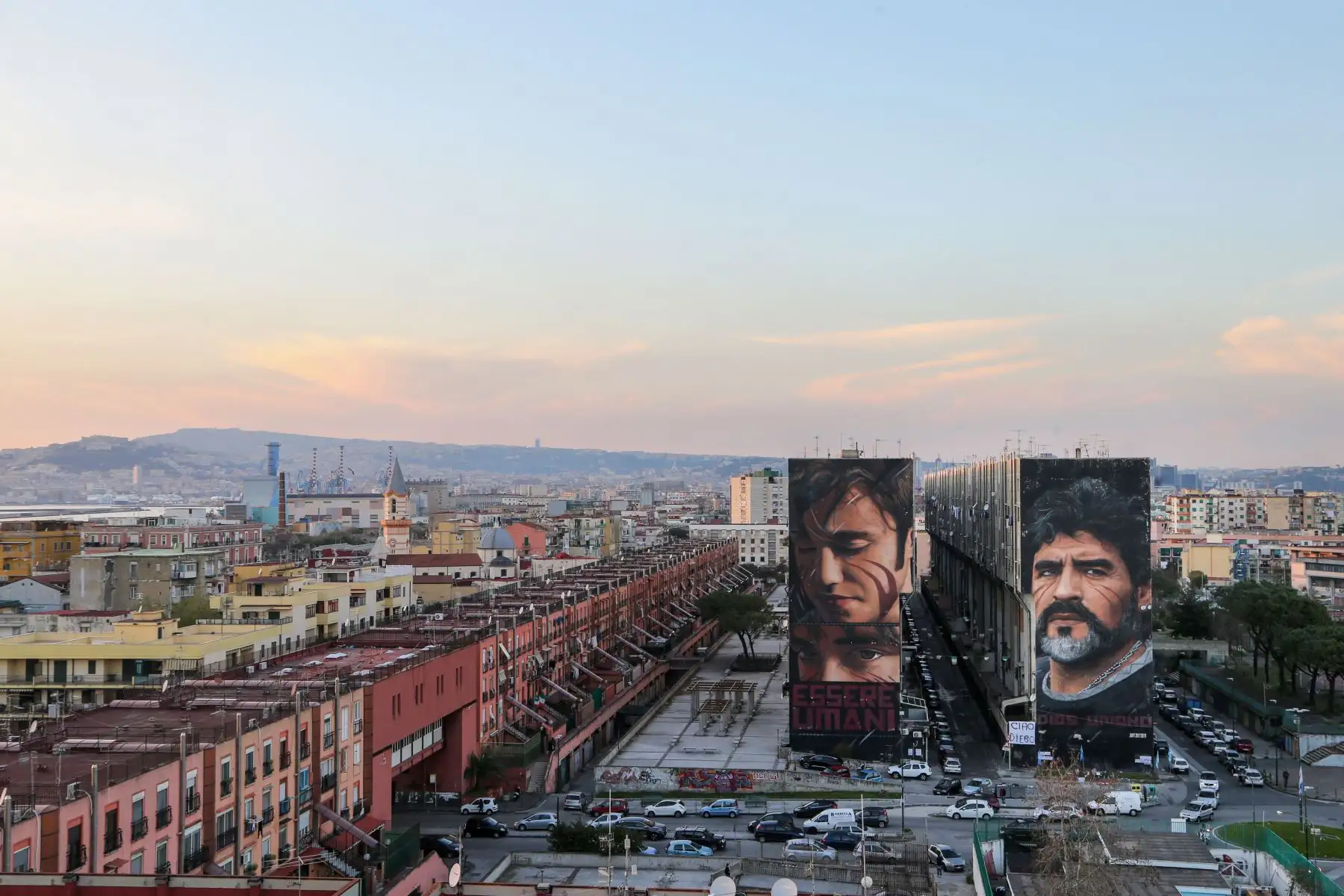Una vista general muestra un mural de la leyenda del fútbol argentino Diego Maradona  en Nápoles. Maradona, ampliamente recordado por su gol "Mano de Dios" contra Inglaterra en los cuartos de final del Mundial de 1986.
Foto: AFP