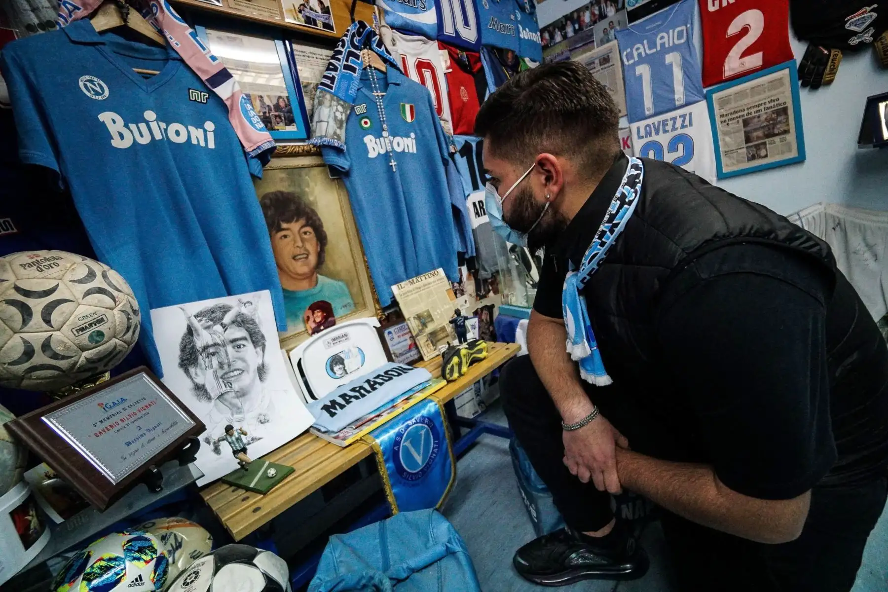 Parte del museo Maradona de la familia Vignati, una de las colecciones más completas de recuerdos deportivos pertenecientes a Diego Armando Maradona en el mundo, en Secondigliano, cerca de Nápoles, Italia.
Foto: EFE