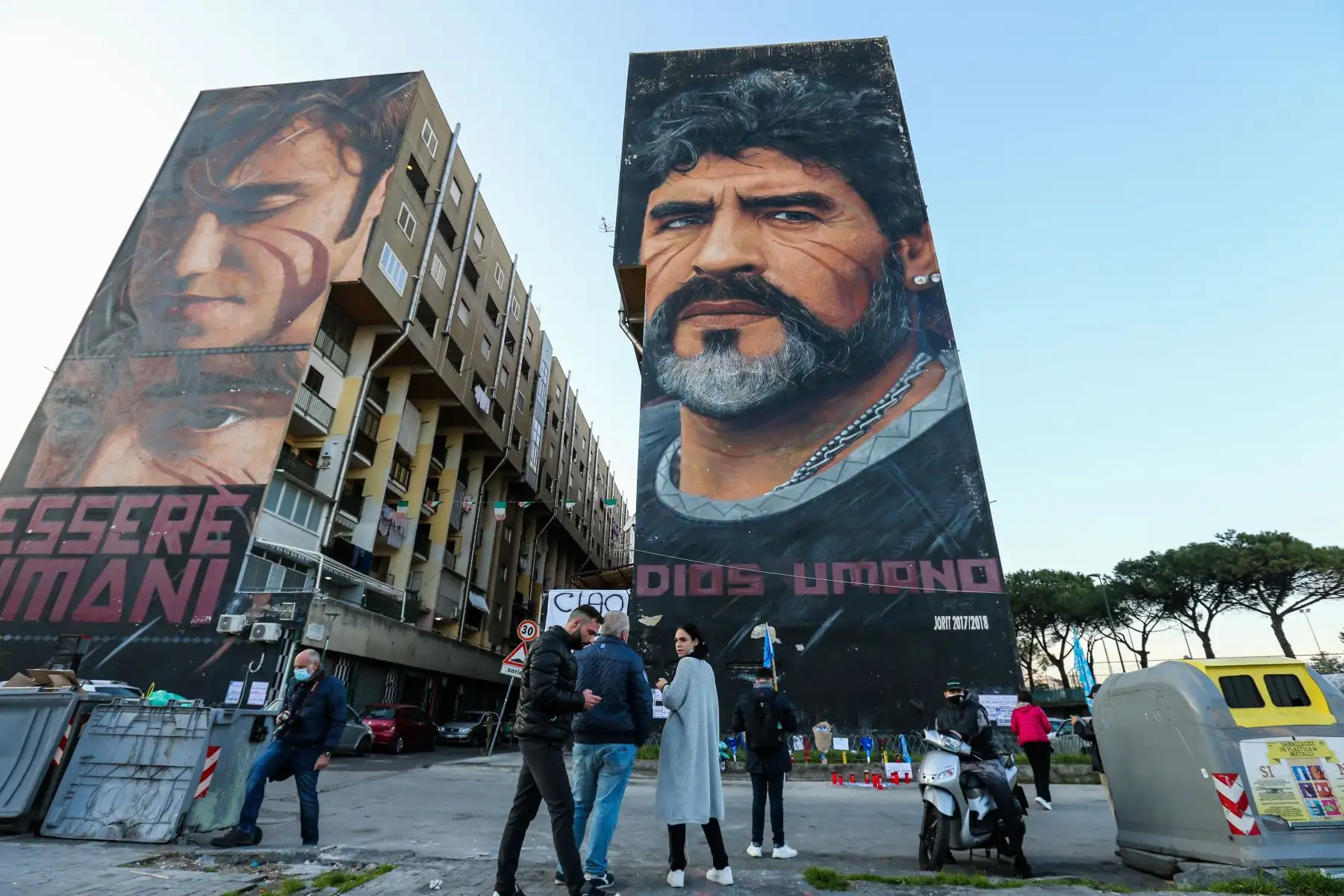 La gente se reúne al pie de un mural de la leyenda del fútbol argentino Diego Maradona  en Nápoles, sur de Italia, para llorar su muerte. Maradona, ampliamente recordado por su gol "Mano de Dios" contra Inglaterra en los cuartos de final del Mundial de 1986.
Foto: AFP