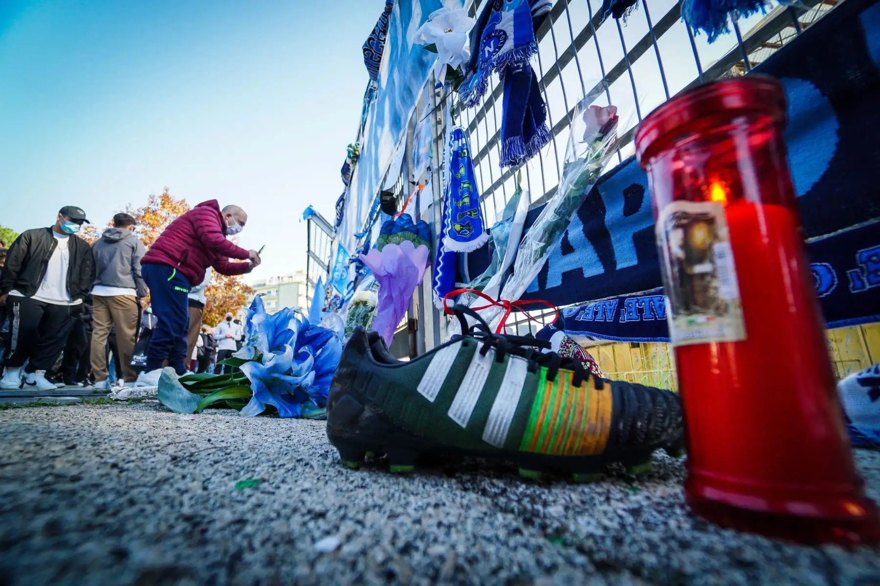 Los seguidores del Napoli se reúnen en el estadio de San Paolo para rendir homenaje a la leyenda del fútbol Diego Maradona en Nápoles, Italia.
Foto: EFE