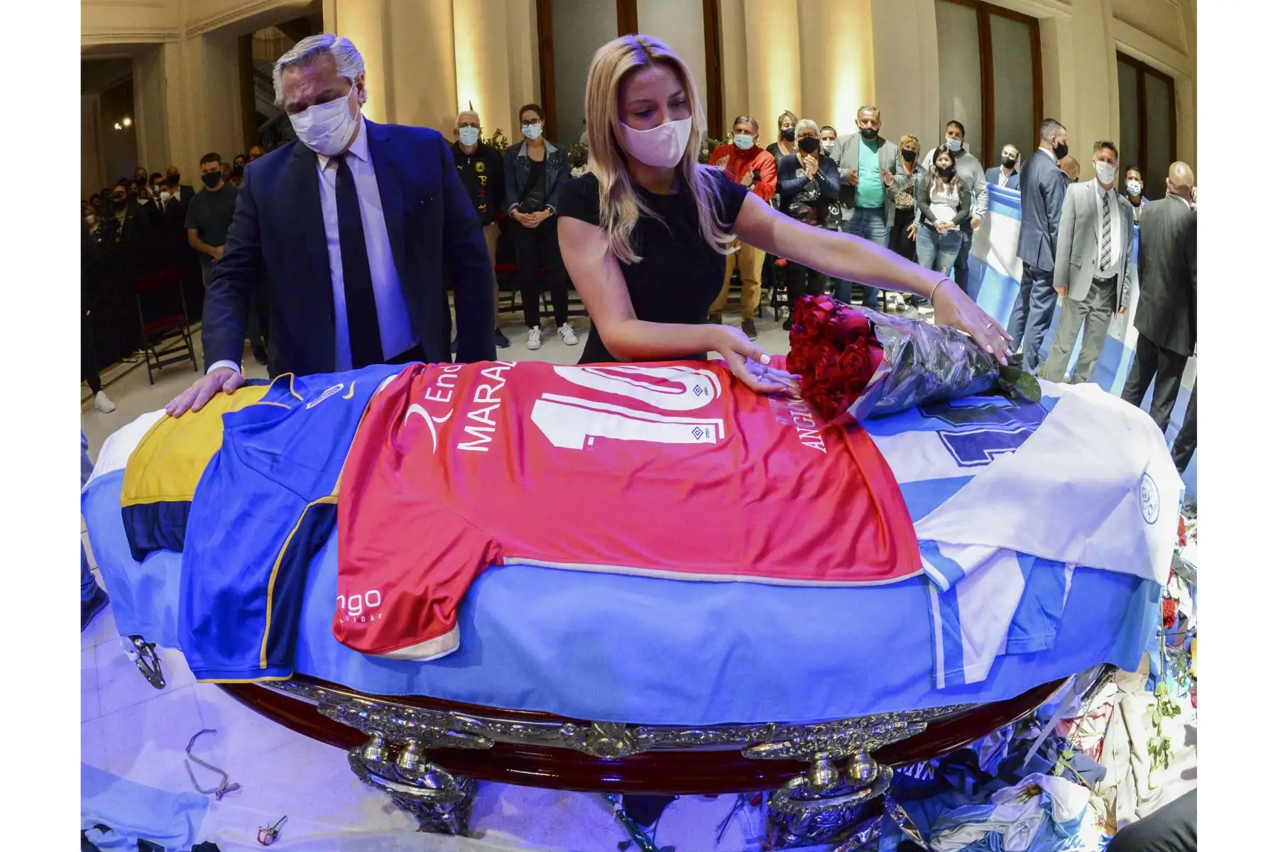 Imagen  publicado por la Presidencia de Argentina , muestra al presidente argentino Alberto Fernández  su compañera Fabiola Yáñez rindiendo homenaje al ataúd de la leyenda del fútbol argentino Diego Maradona en la capilla en llamas del palacio presidencial de la Casa Rosada en Buenos Aires.
Foto: AFP