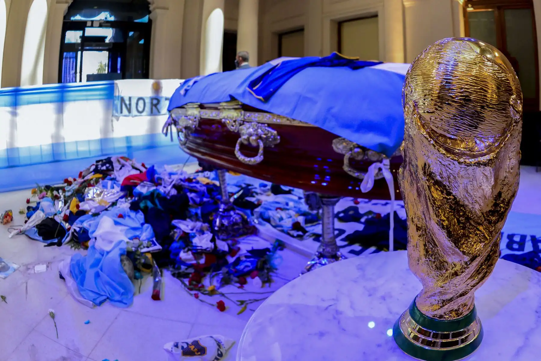 Imagen  publicada por la Presidencia de Argentina muestra la ataúd de la leyenda del fútbol argentino Diego Maradona durante su velorio en la capilla en llamas del palacio presidencial de la Casa Rosada en Buenos Aires.
Foto: AFP