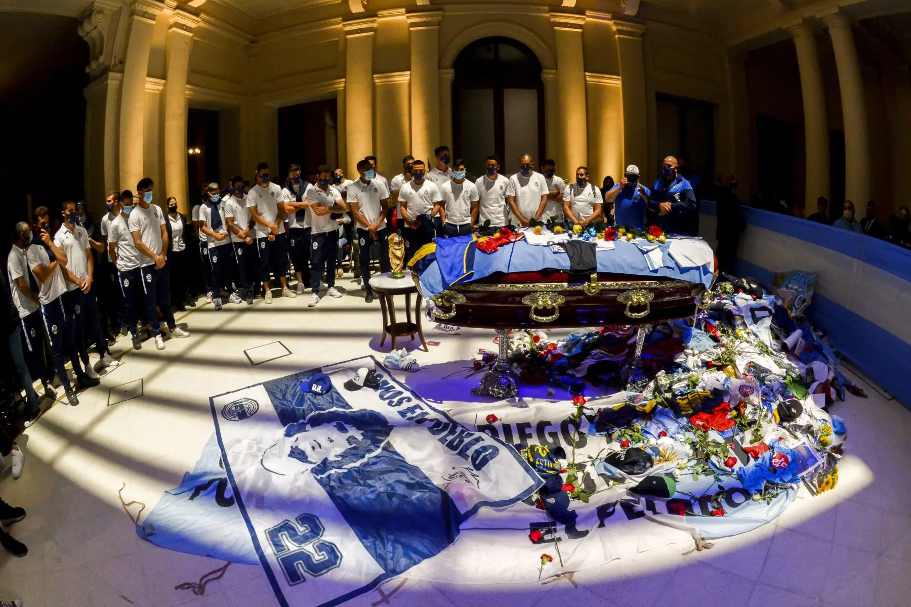 Foto  publicado por la Presidencia de Argentina , muestra a  los jugadores del equipo de fútbol argentino Gimnasia y Esgrima La Plata en homenaje al ataúd de la leyenda del fútbol argentino Diego Maradona en la capilla en llamas del palacio presidencial Casa Rosada en Buenos Aires.
Foto: AFP