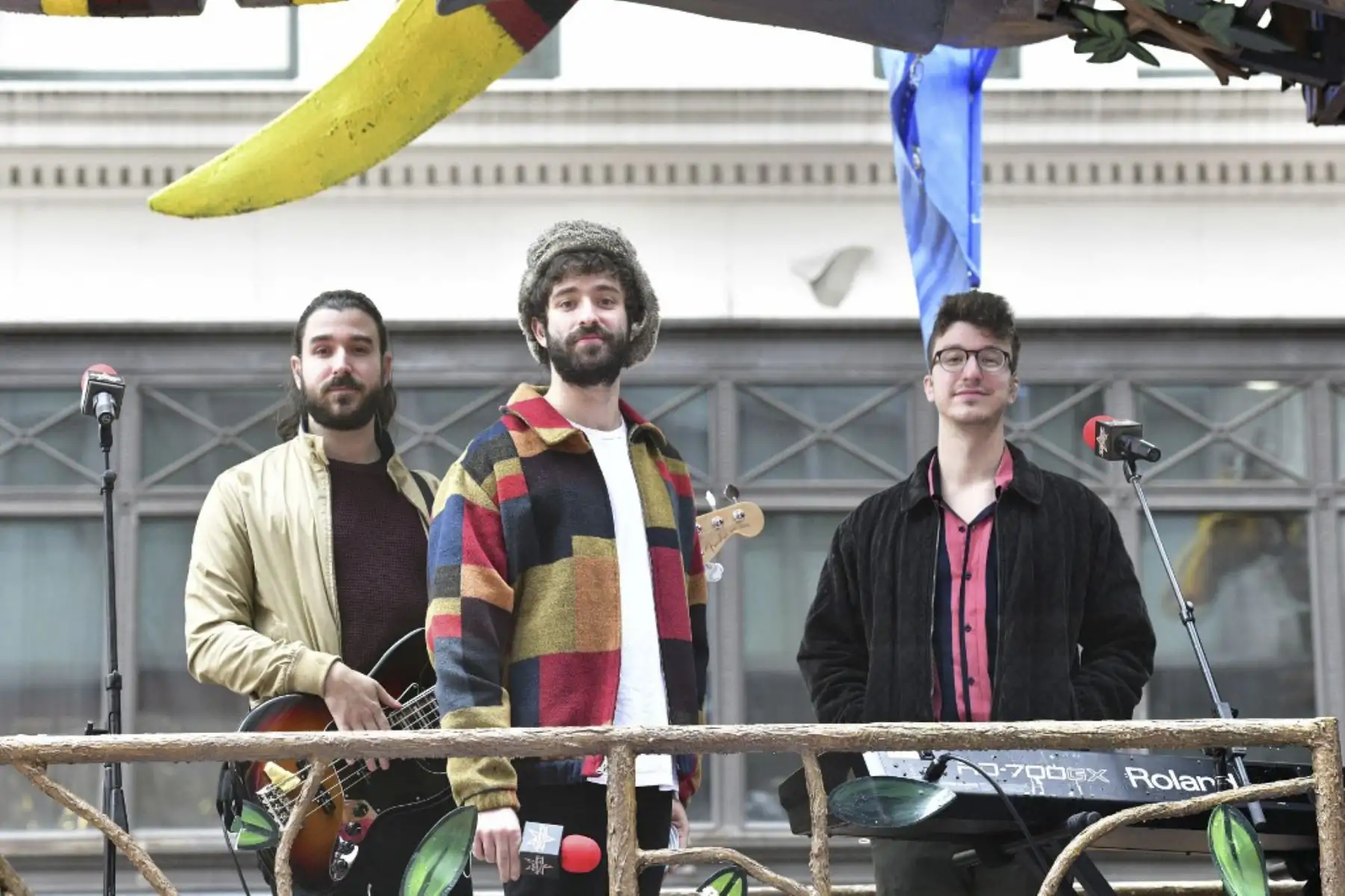 Los miembros de AJR Adam Brett Met, Jack Met y Ryan Met se presentan en el 94 ° Desfile Anual del Día de Acción de Gracias de Macy