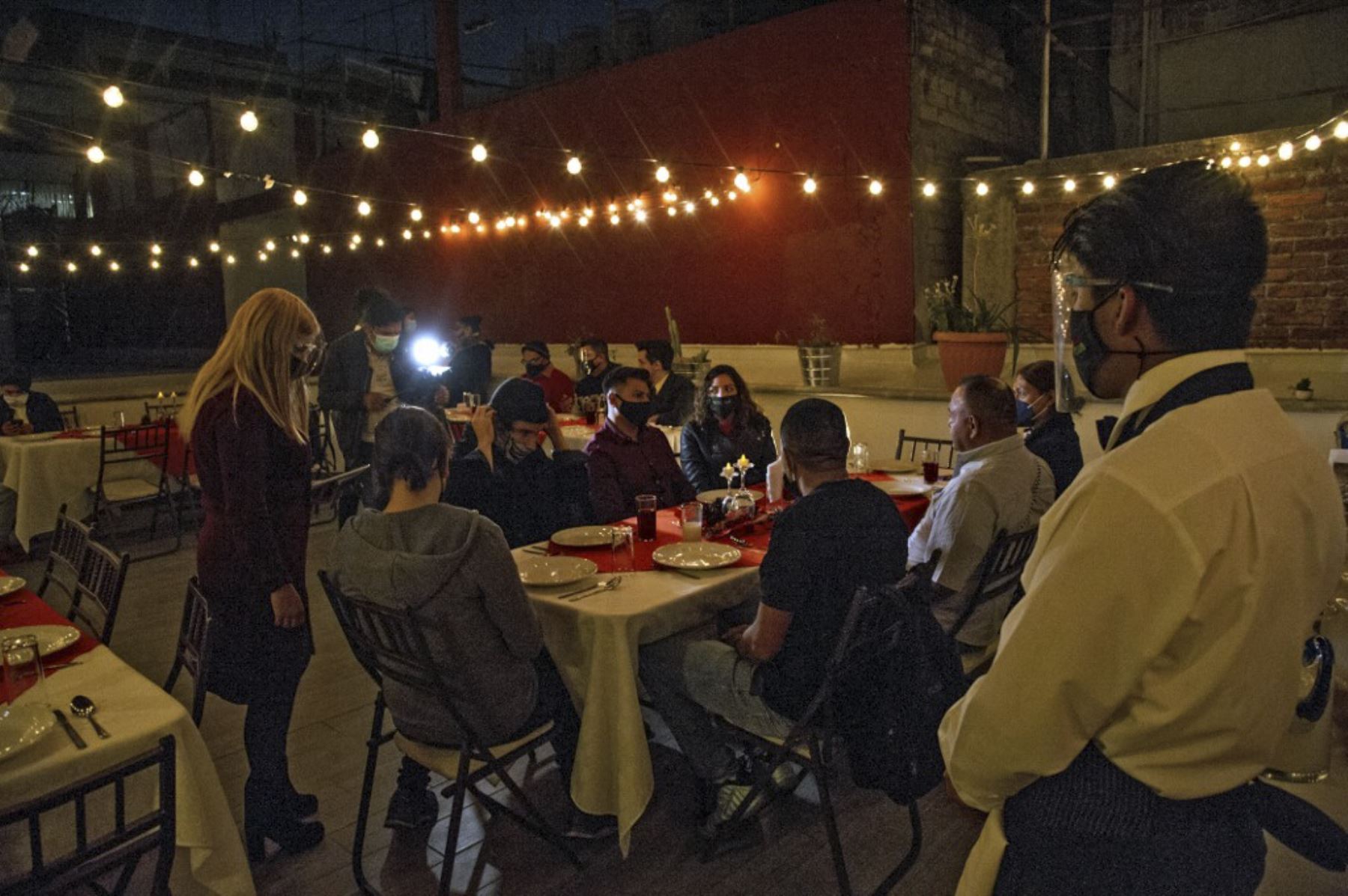 Los migrantes deportados asisten a la cena de Acción de Gracias de la ONG New Comienzos. Foto: AFP