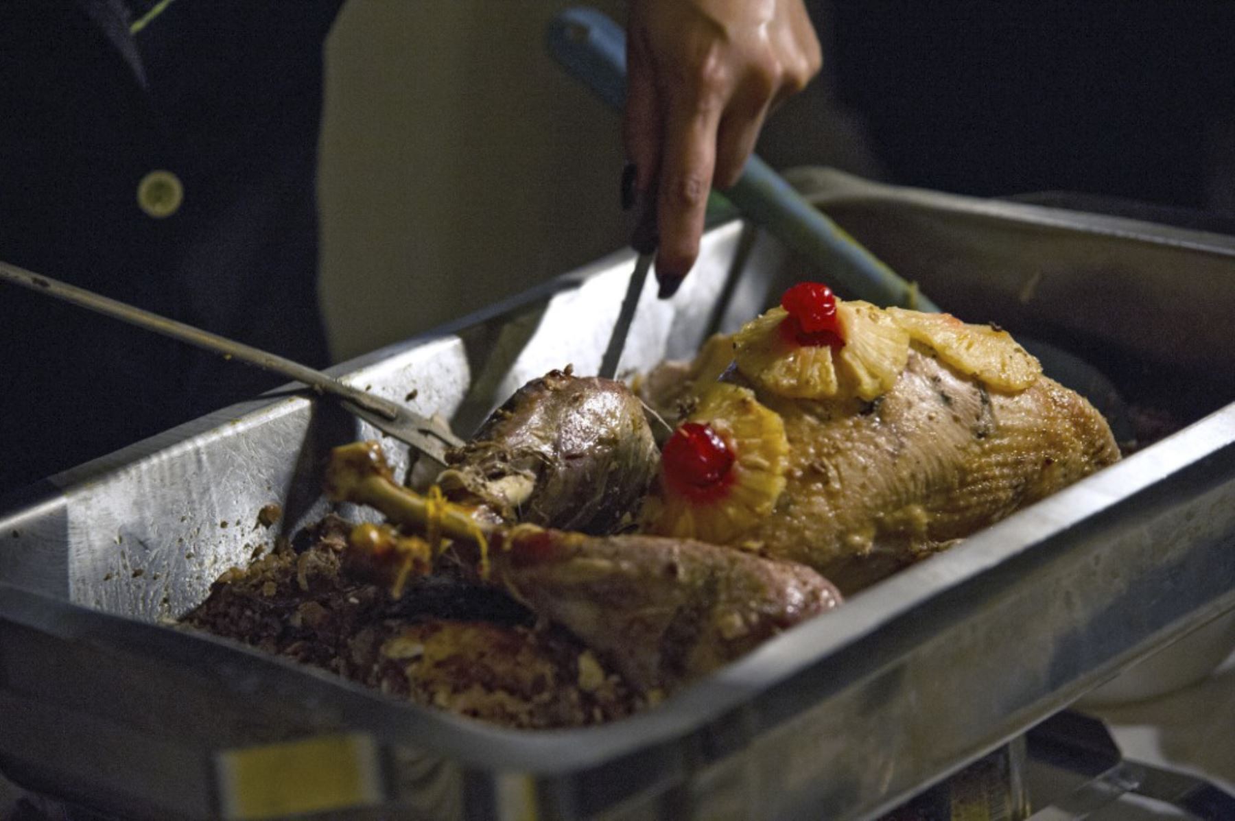 Una cocinera corta un pavo preparado para la cena de Acción de Gracias de la ONG New Comienzos, en la Ciudad de México. Foto: AFP