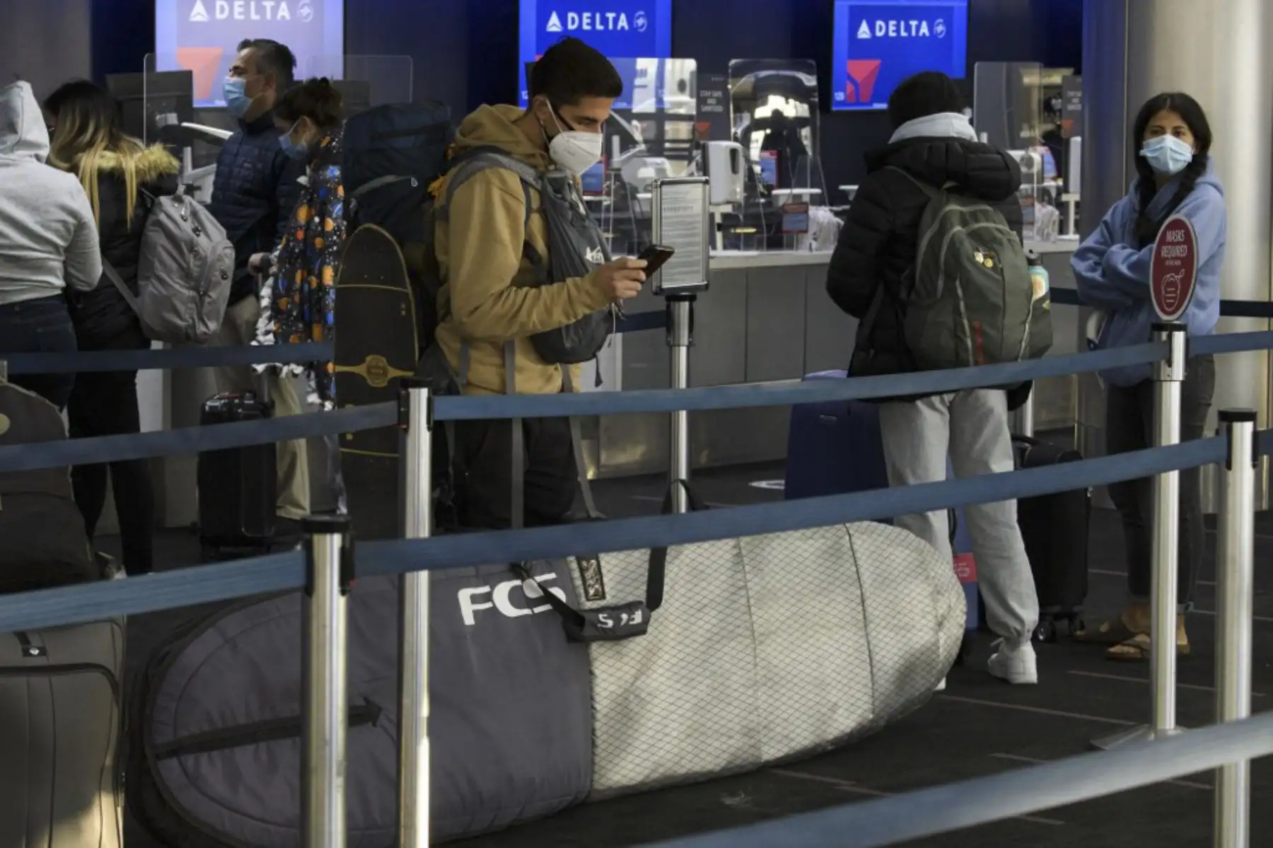 Los misioneros se despiden antes de registrarse para un vuelo de Delta Air Lines en el Aeropuerto Internacional de Los Ángeles antes de las vacaciones de Acción de Gracias en Los Ángeles, California. Foto: AFP