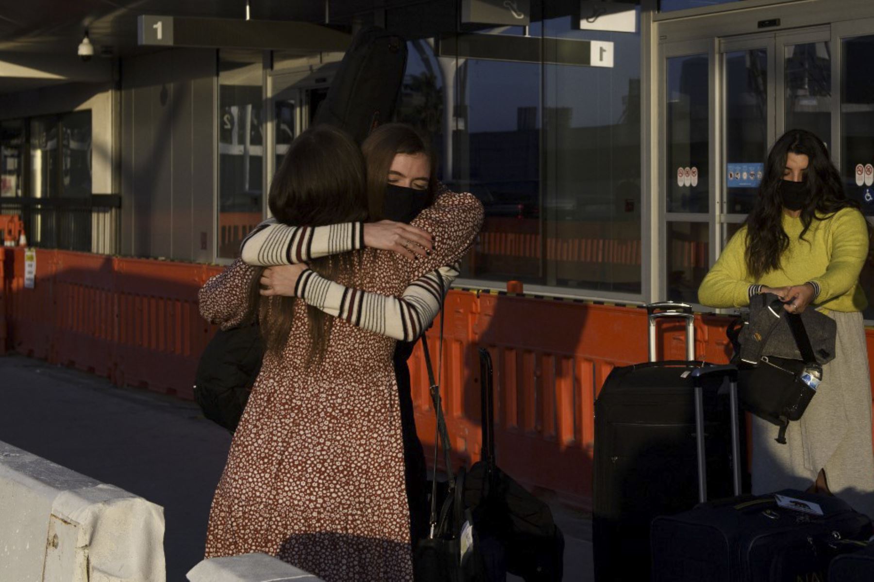 Los misioneros se despiden antes de registrarse para un vuelo de Delta Air Lines en el Aeropuerto Internacional de Los Ángeles antes de las vacaciones de Acción de Gracias en Los Ángeles, California. Foto: AFP