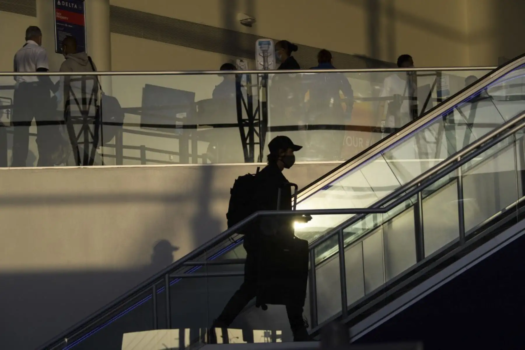 Los pasajeros ingresan a un punto de control de la Administración de Seguridad del Transporte en el Aeropuerto Internacional de Los Ángeles antes del feriado de Acción de Gracias en Los Ángeles, California. Foto: AFP