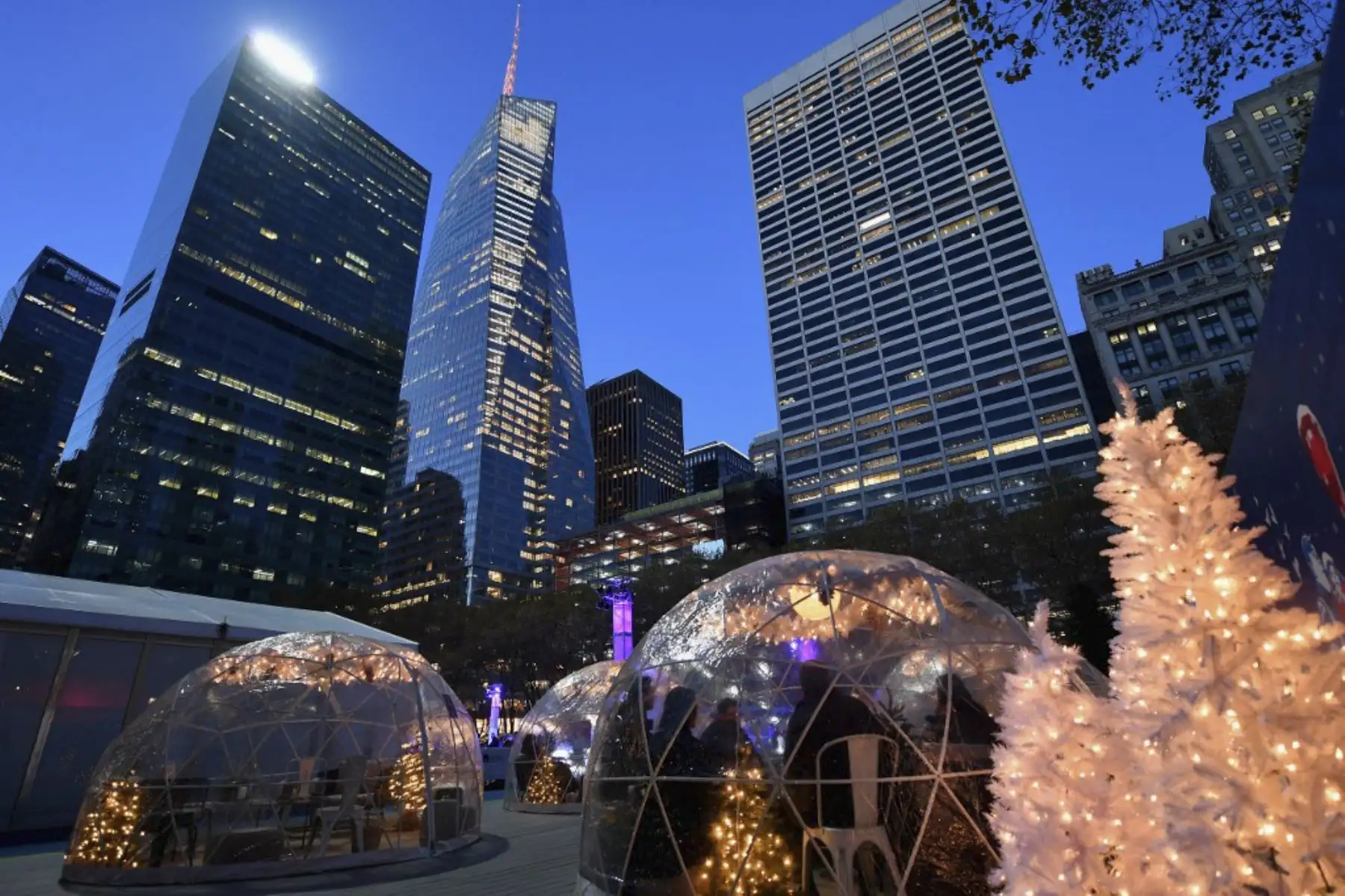 La gente se sienta dentro de "Cozy Igloos" en Bryant Park, New York. Foto: AFP