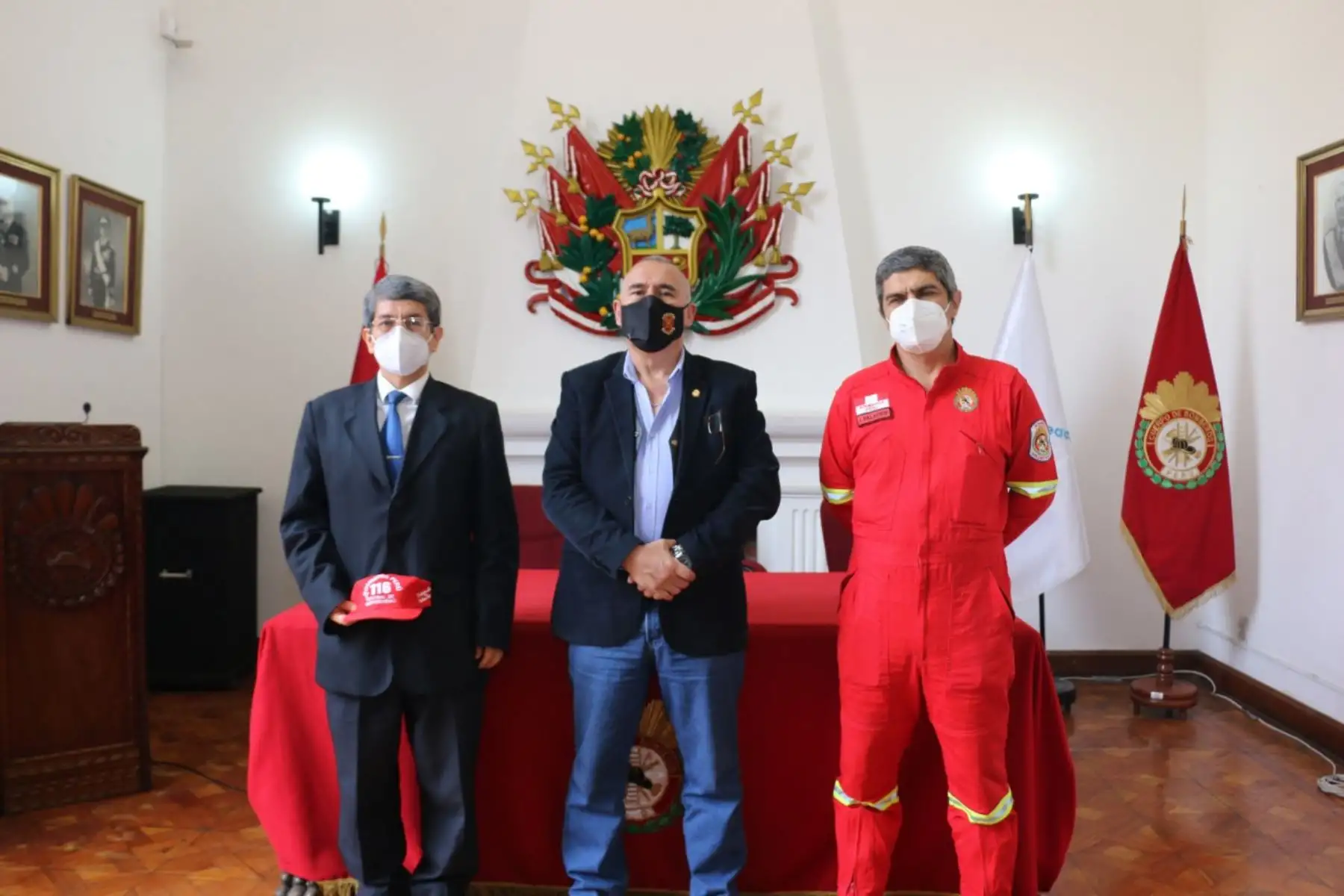 De izquierda a derecha, el presidente del Sineace, Carlos Barreda, y los representantes del CGBVP Luis Ponce La Jara y Jaime Palacios Ferrari.