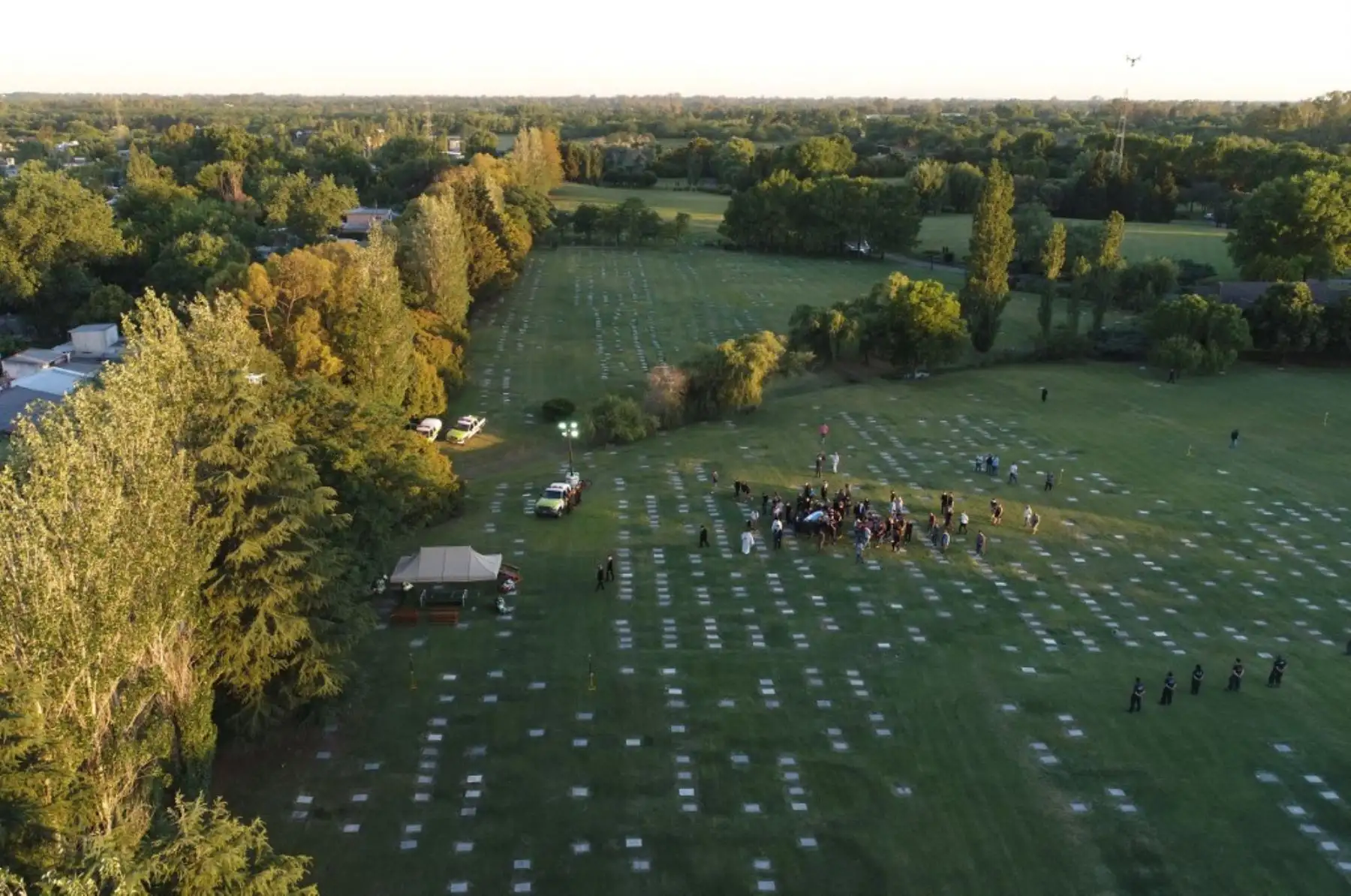 Vista aérea del entierro de la leyenda del fútbol argentino Diego Armando Maradona en el cementerio Jardín Bella Vista, en la provincia de Buenos Aires, lugar donde están enterrados sus padres. Foto: AFP