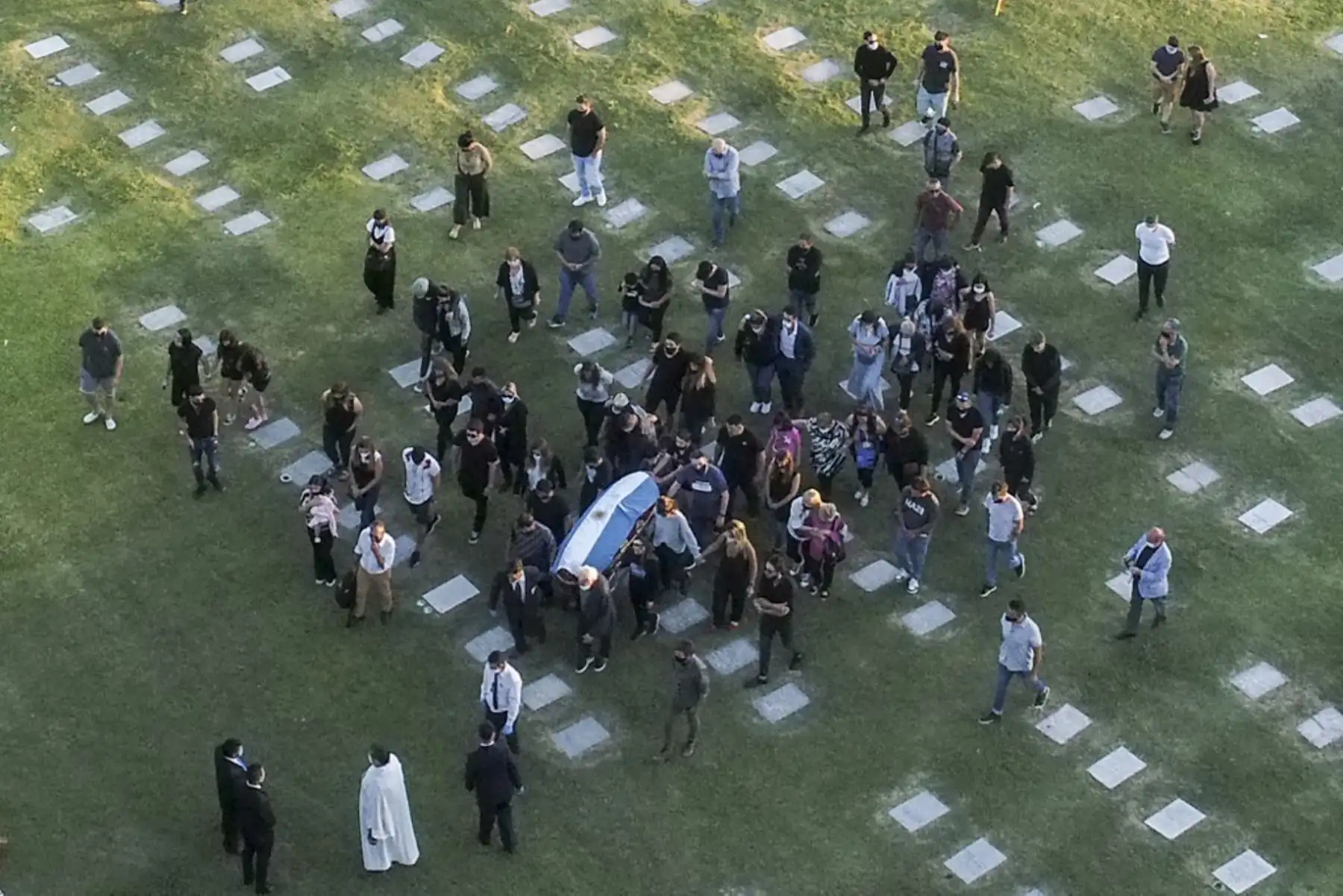 Vista aérea del entierro de la leyenda del fútbol argentino Diego Armando Maradona en el cementerio Jardín Bella Vista, en la provincia de Buenos Aires, lugar donde están enterrados sus padres. Foto: AFP