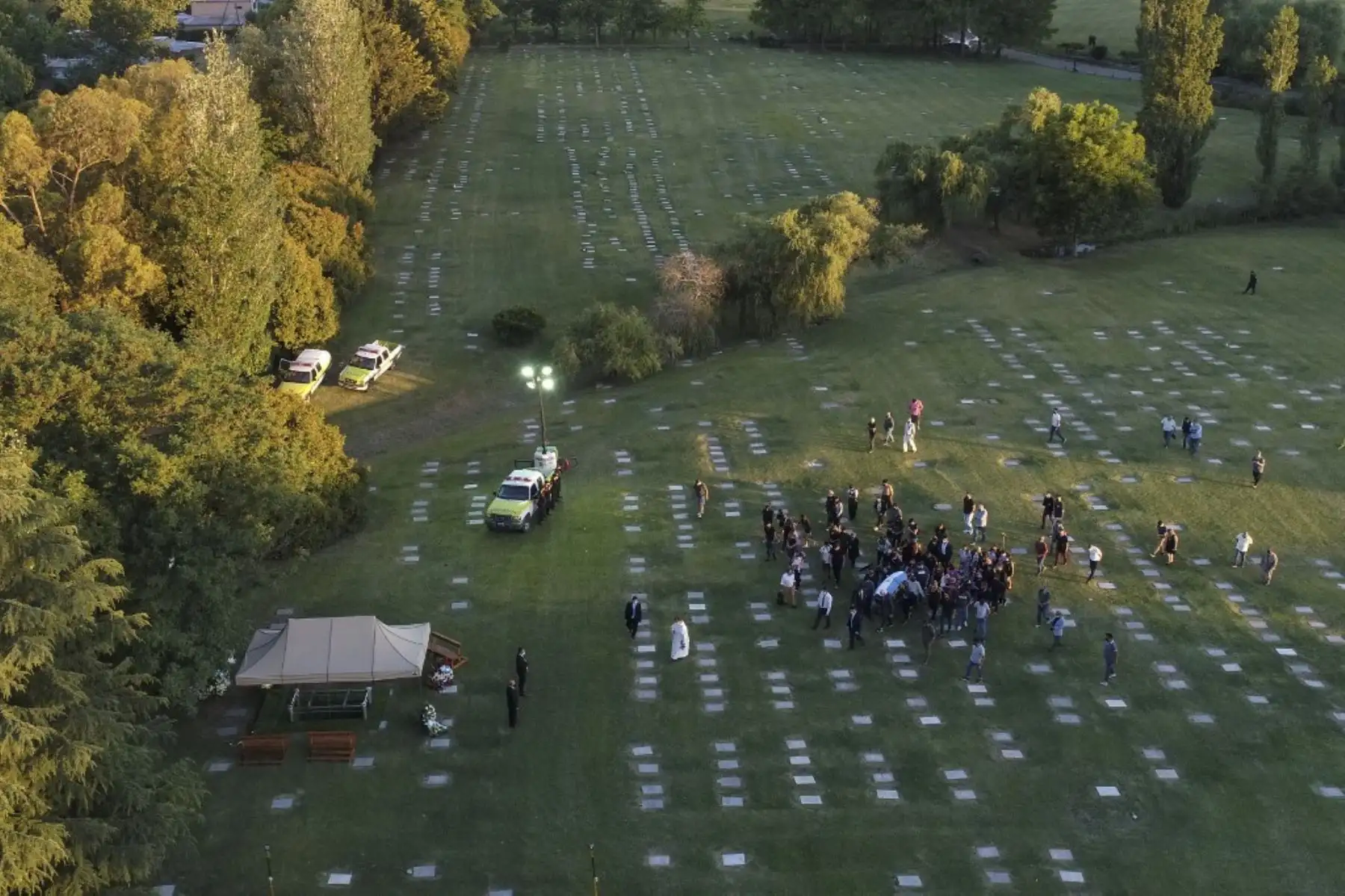 Vista aérea del entierro de la leyenda del fútbol argentino Diego Armando Maradona en el cementerio Jardín Bella Vista, en la provincia de Buenos Aires, lugar donde están enterrados sus padres. Foto: AFP
