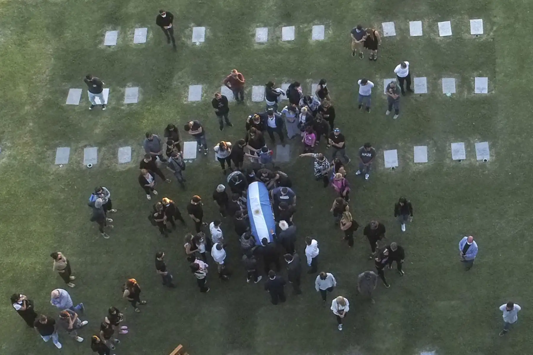 Vista aérea del entierro de la leyenda del fútbol argentino Diego Armando Maradona en el cementerio Jardín Bella Vista, en la provincia de Buenos Aires, lugar donde están enterrados sus padres. Foto: AFP