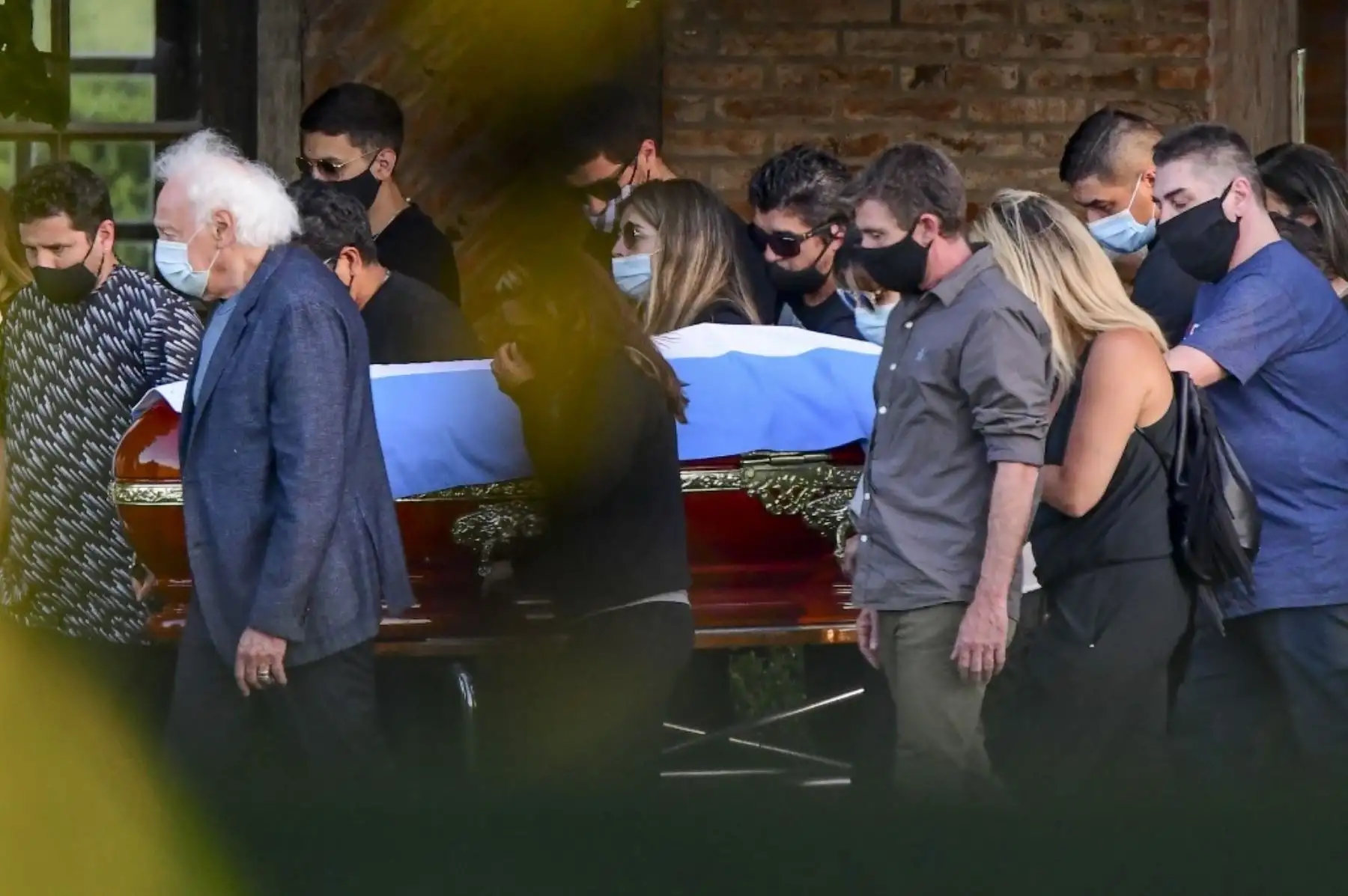 Familiares y amigos llevan el ataúd del fallecido leyenda del fútbol argentino Diego Armando Maradona durante su funeral en el cementerio Jardín Bella Vista, en la provincia de Buenos Aires. Foto: AFP