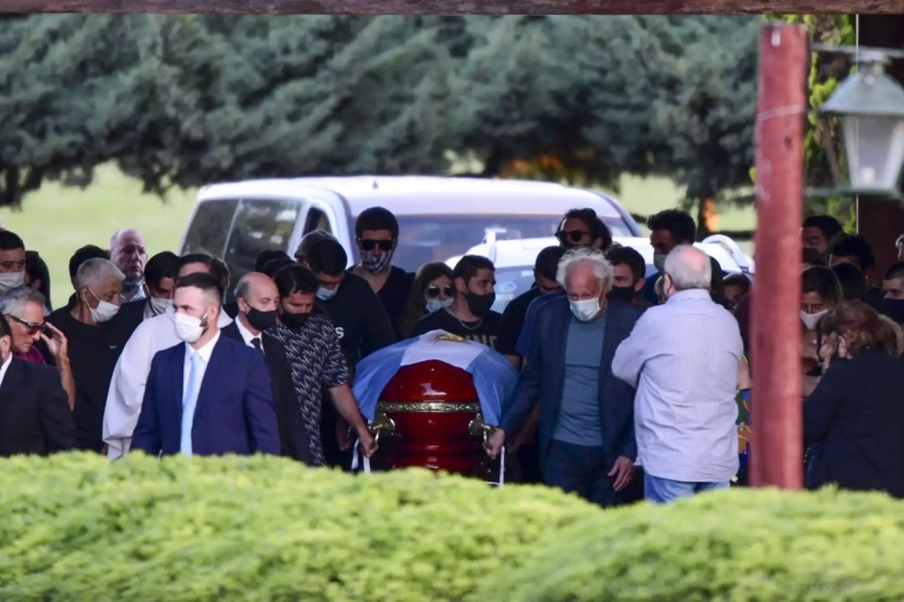 Familiares y amigos acompañan el ataúd del fallecido leyenda del fútbol argentino Diego Armando Maradona durante su funeral en el cementerio Jardín Bella Vista, en la provincia de Buenos Aires. Foto: AFP