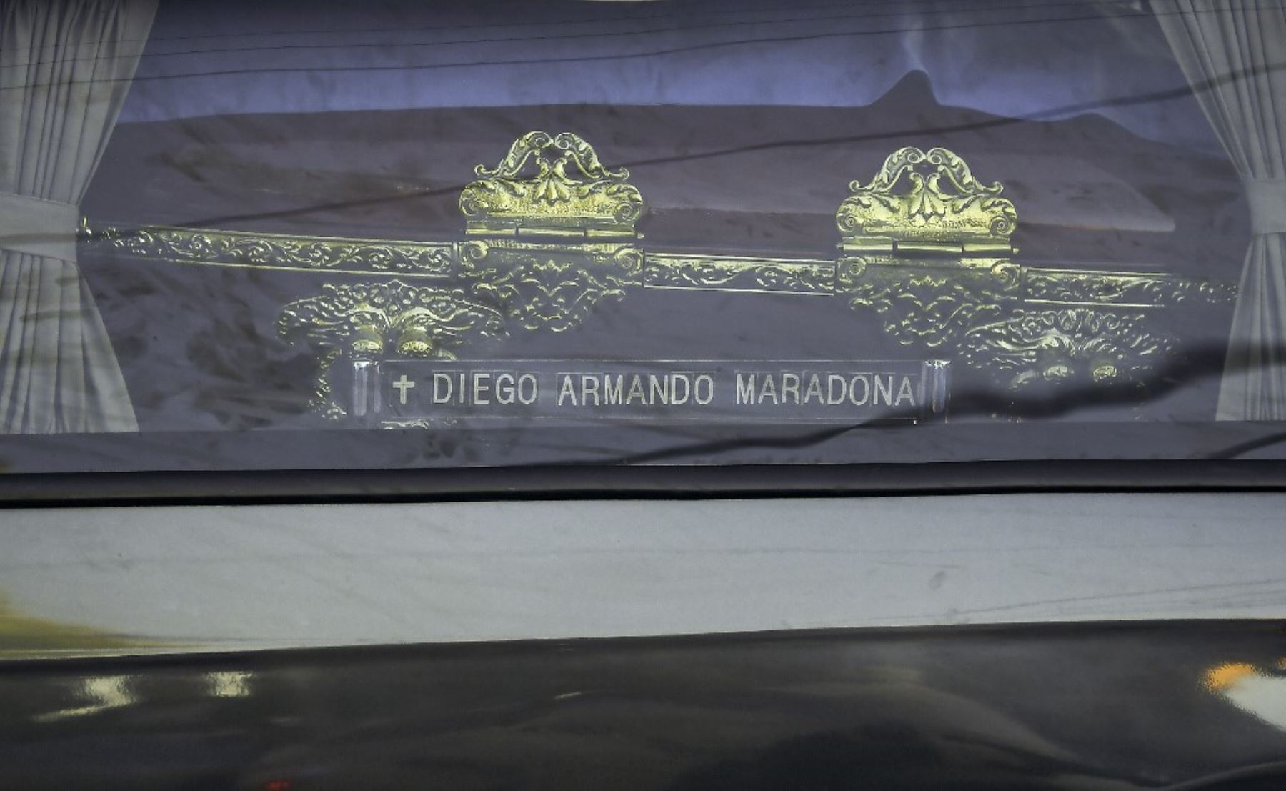 El coche fúnebre que transportaba al fallecido leyenda del fútbol argentino Diego Armando Maradona llega al cementerio Jardín Bella Vista, en la provincia de Buenos Aires. Foto: AFP