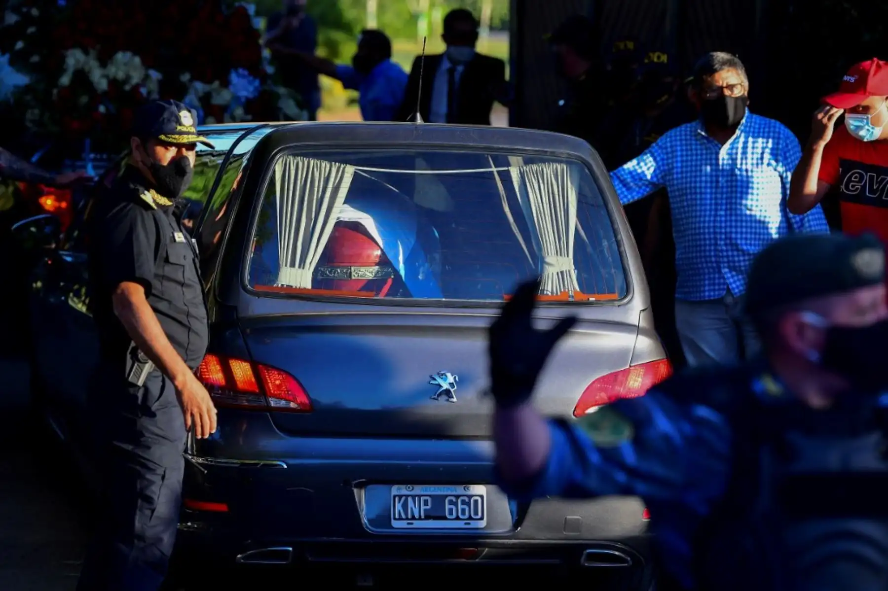 El coche fúnebre que transportaba al fallecido leyenda del fútbol argentino Diego Armando Maradona llega al cementerio Jardín Bella Vista, en la provincia de Buenos Aires. Foto: AFP