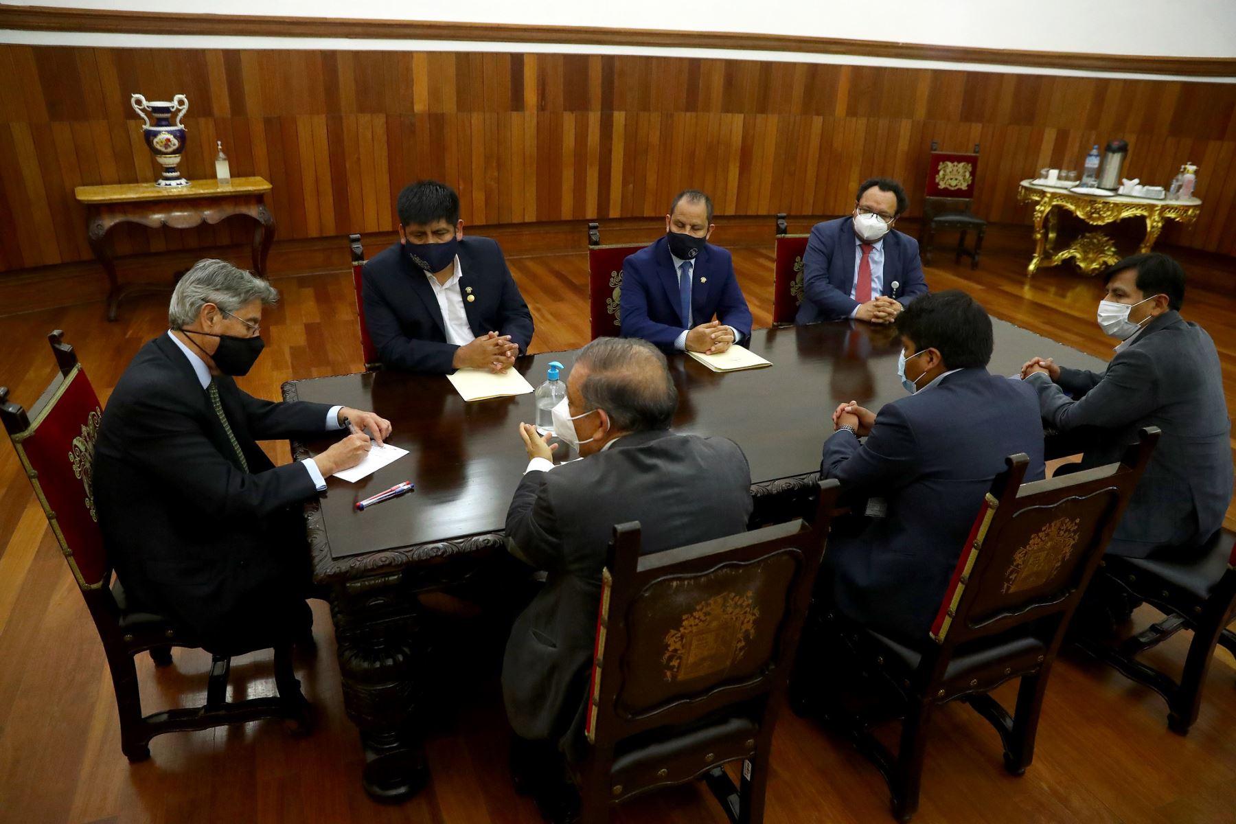 Presidente Sagasti sostuvo una reunión con el líder del Frente Amplio, Marco Arana y parlamentarios de la bancada. Foto: ANDINA/ Prensa Presidencia