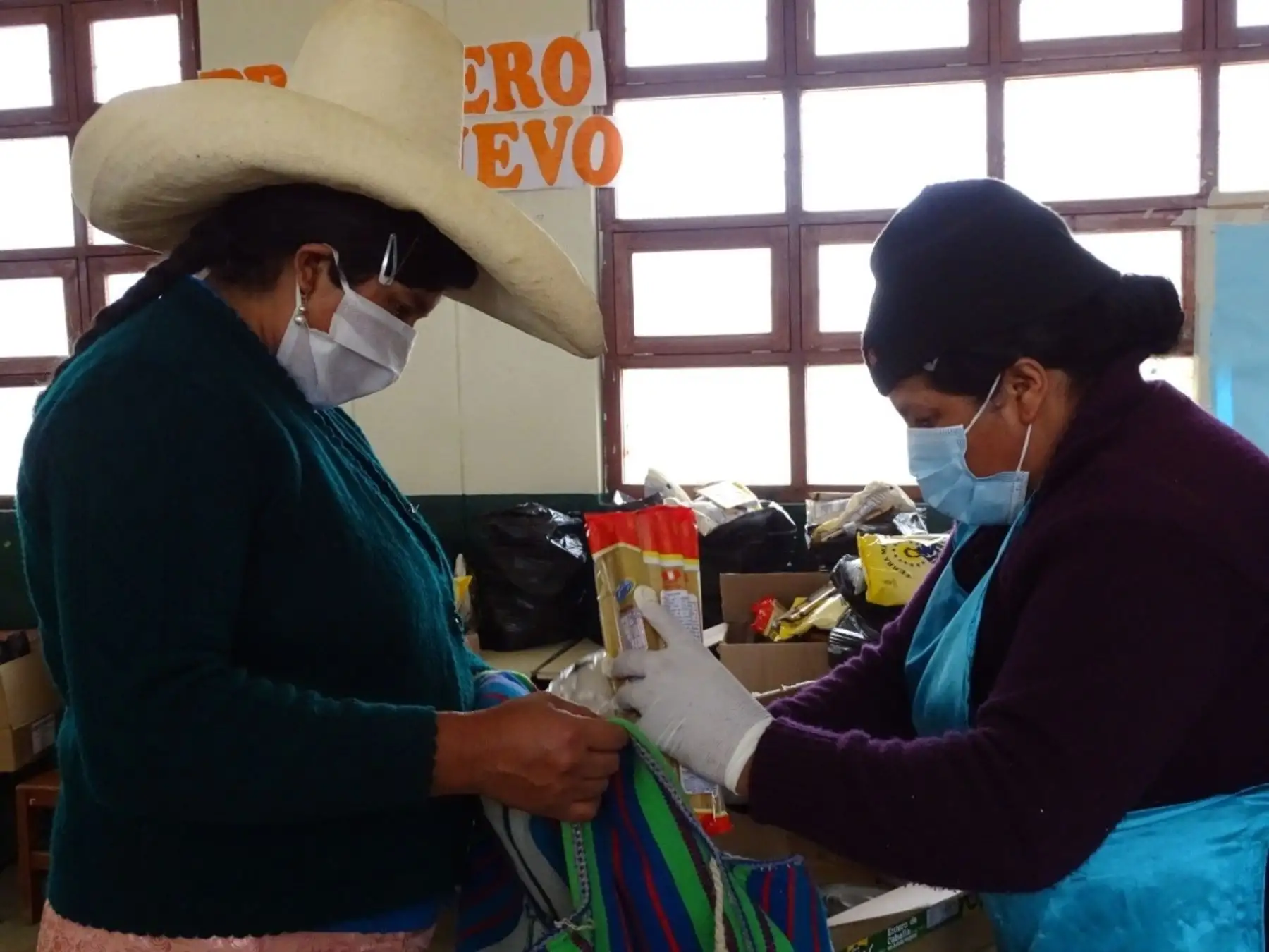 Padres de familia cuyos hijos estudian en colegios públicos de la sierra de Piura, recibieron los alimentos que entrega el programa Qali Warma en el marco de la emergencia sanitario por el covid-19.
