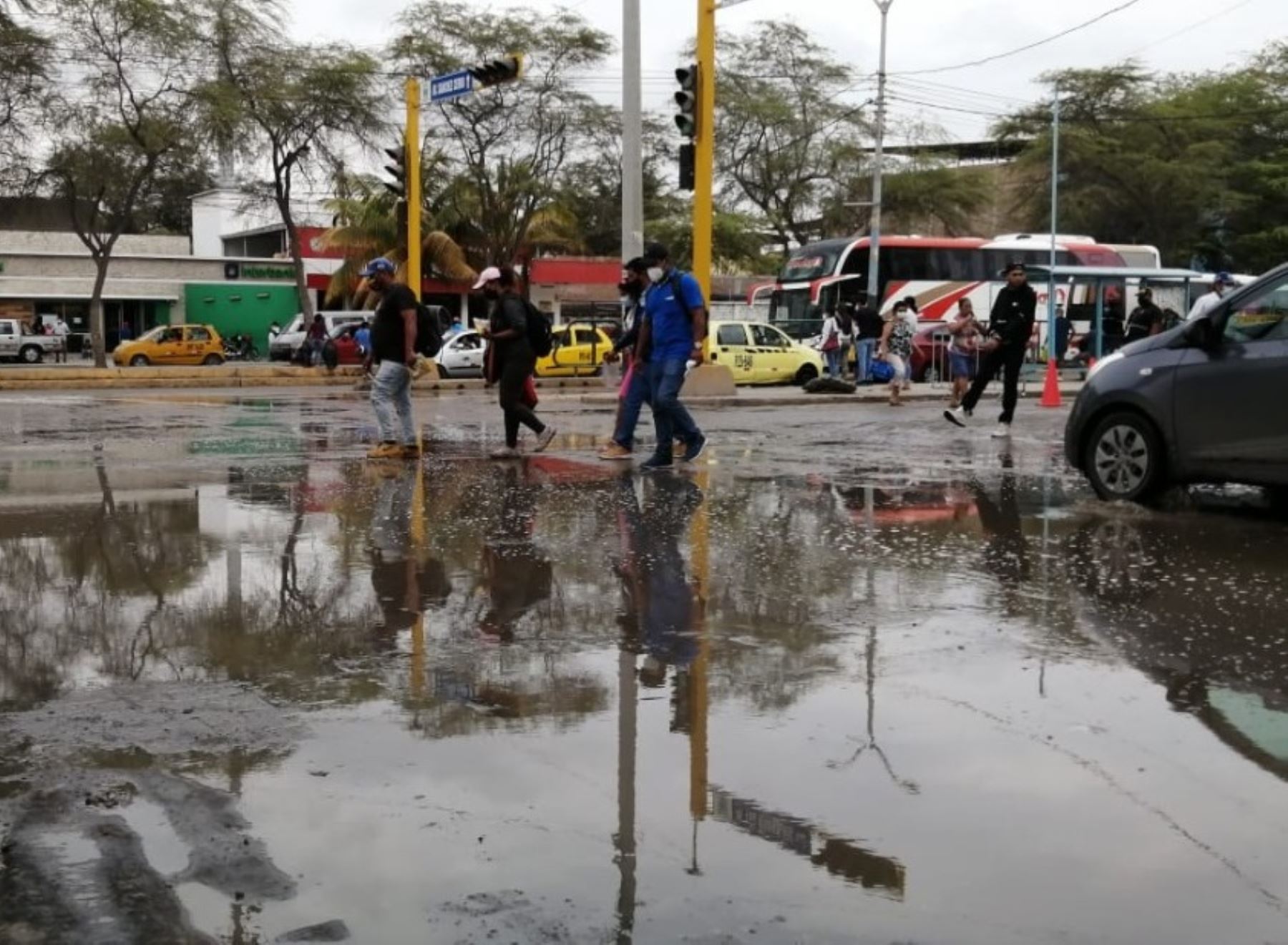 La lluvia ligera que se presentó esta madrugada en la ciudad de Piura generó algunos aniegos en la zona urbana. ANDINA/Difusión