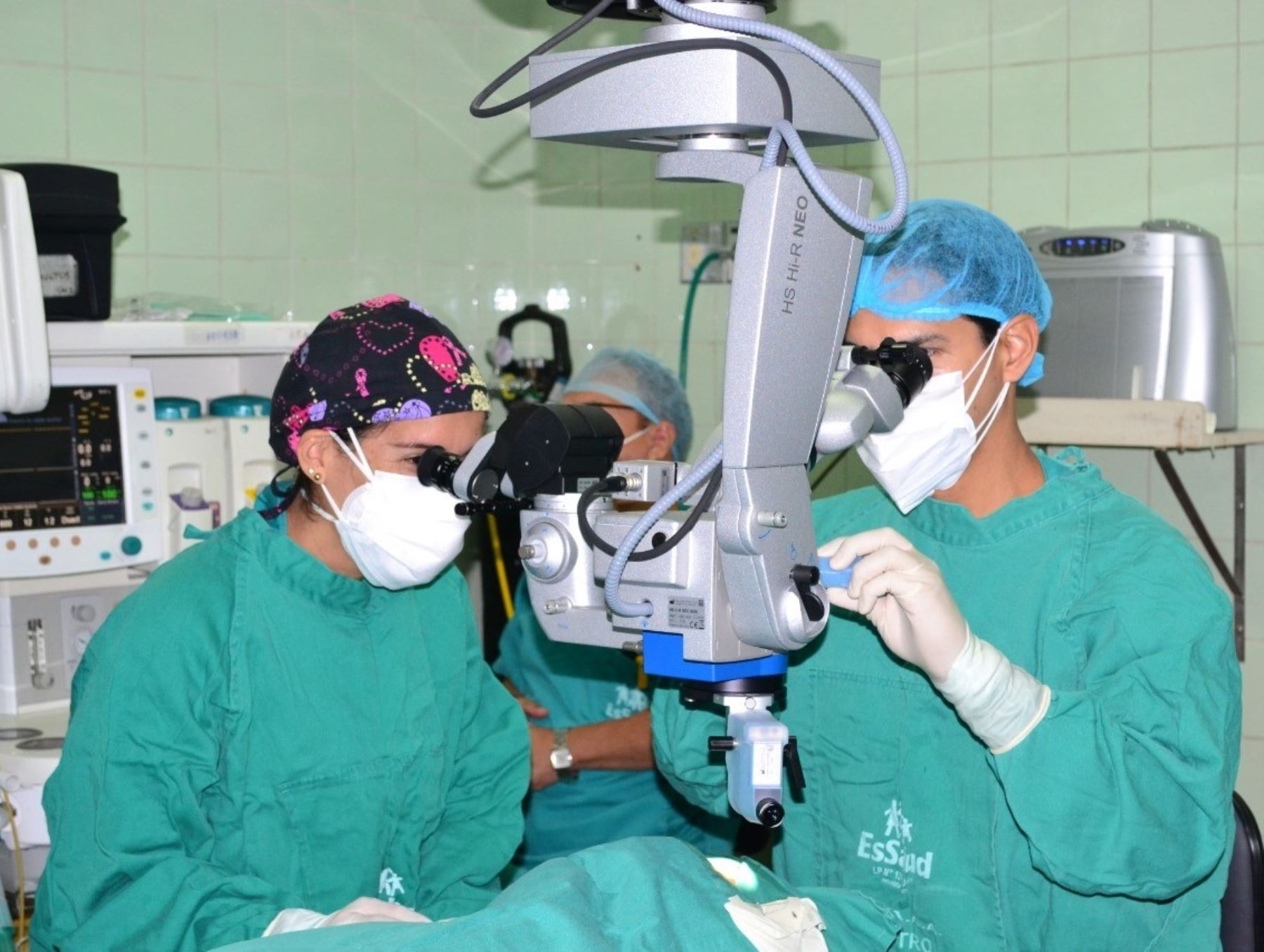Gracias a una moderna microcirugía ocular, médicos especialistas de EsSalud del Hospital Almanzor Aguinaga de Lambayeque, devolvieron la vista a un paciente. ANDINA/Difusión