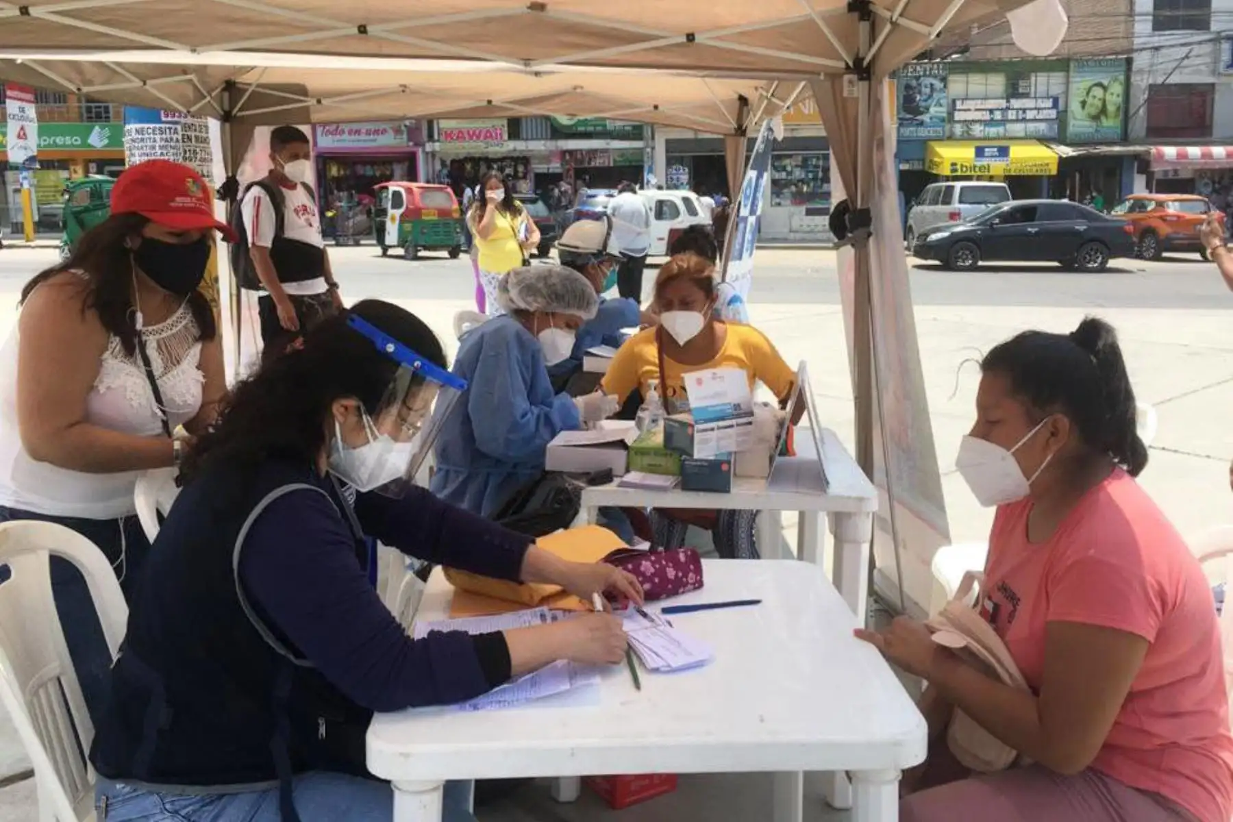 Más de 100 personas fueron tamizadas para descartar que sean portadores del virus del VIH. La intervención se llevó a cabo en la Explanada de la municipalidad de Villa El Salvador.
Foto: @DIRISLimaSur