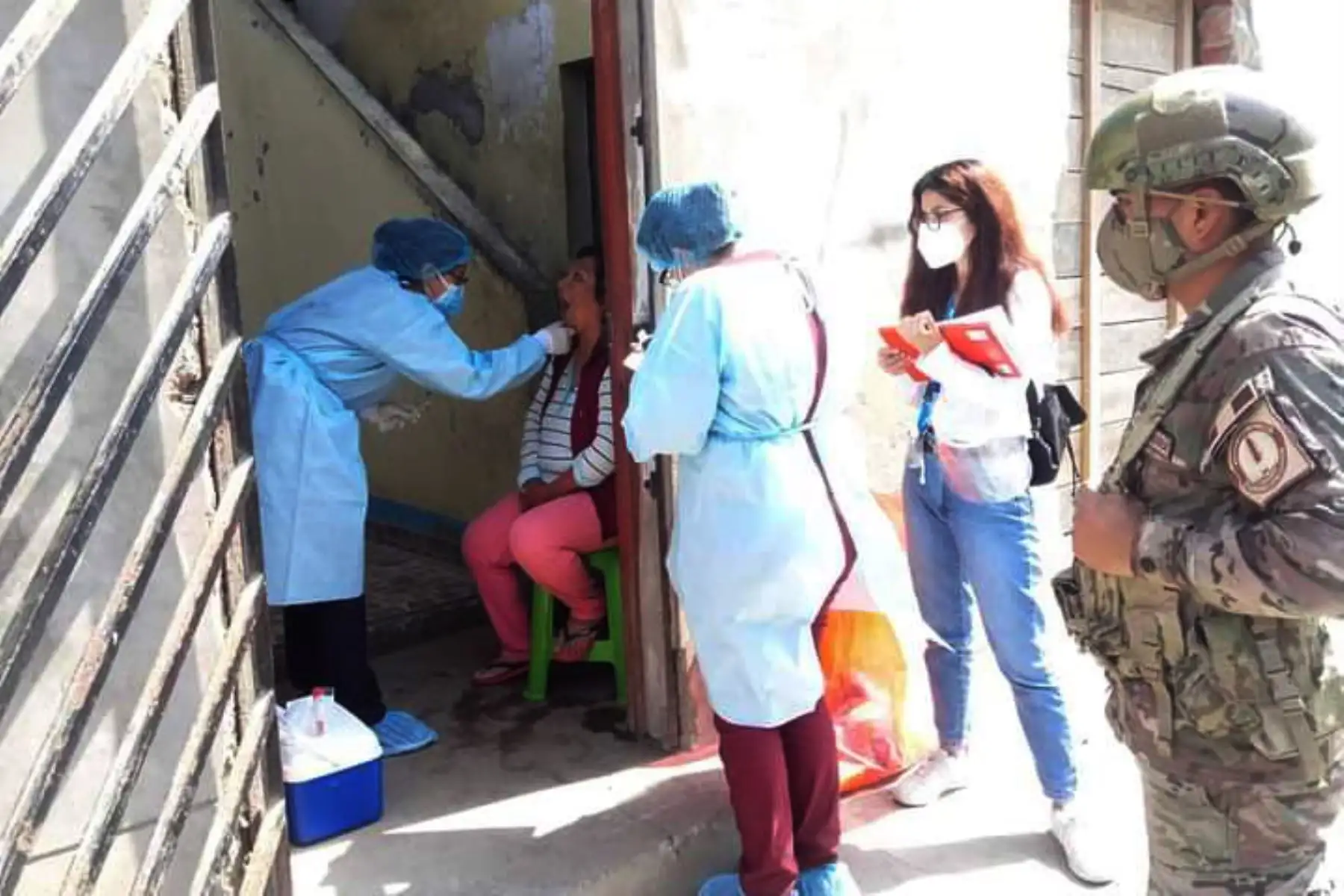 Los equipos de respuesta rápida de la  DIRIS Lima Sur visitan 500 viviendas de la zona de vista Alegre en Chorrilos, donde se realizan pruebas moleculares a personas en estado de vulnerabilidad.
Foto: @DIRISLimaSur