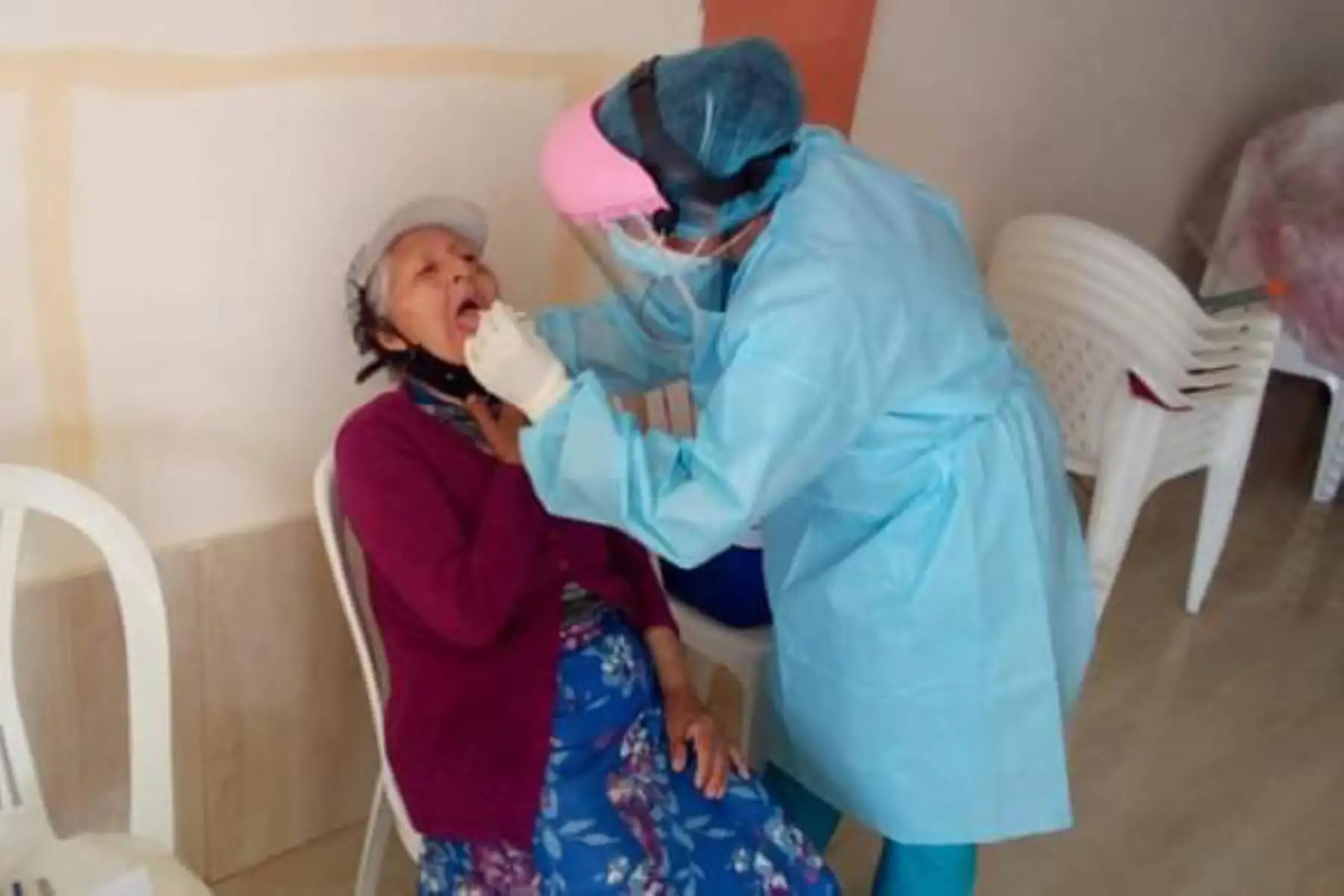 Los equipos de respuesta rápida de la  DIRIS Lima Sur visitan 500 viviendas de la zona de vista Alegre en Chorrilos, donde se realizan pruebas moleculares a personas en estado de vulnerabilidad.
Foto: @DIRISLimaSur