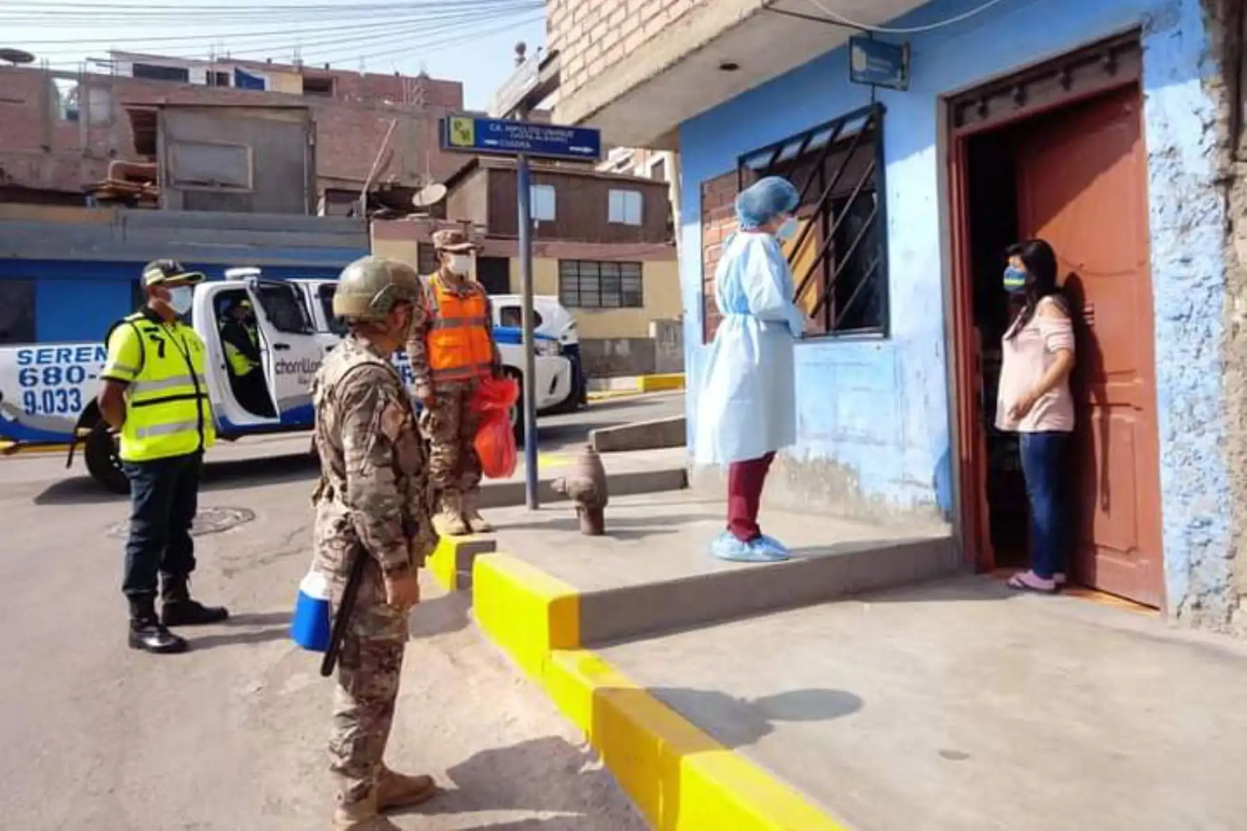 Los equipos de respuesta rápida de la  DIRIS Lima Sur visitan 500 viviendas de la zona de vista Alegre en Chorrilos, donde se realizan pruebas moleculares a personas en estado de vulnerabilidad.
Foto: @DIRISLimaSur