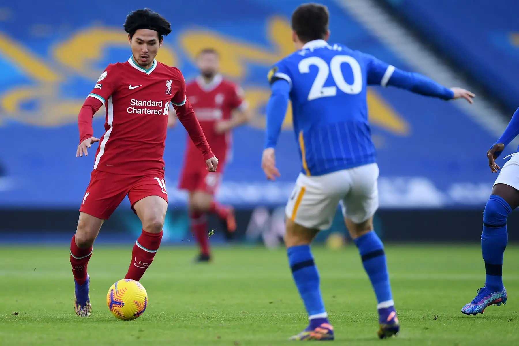 El mediocampista japonés del Liverpool, Takumi Minamino, controla el balón durante el partido de fútbol de la Premier League inglesa. Foto: AFP