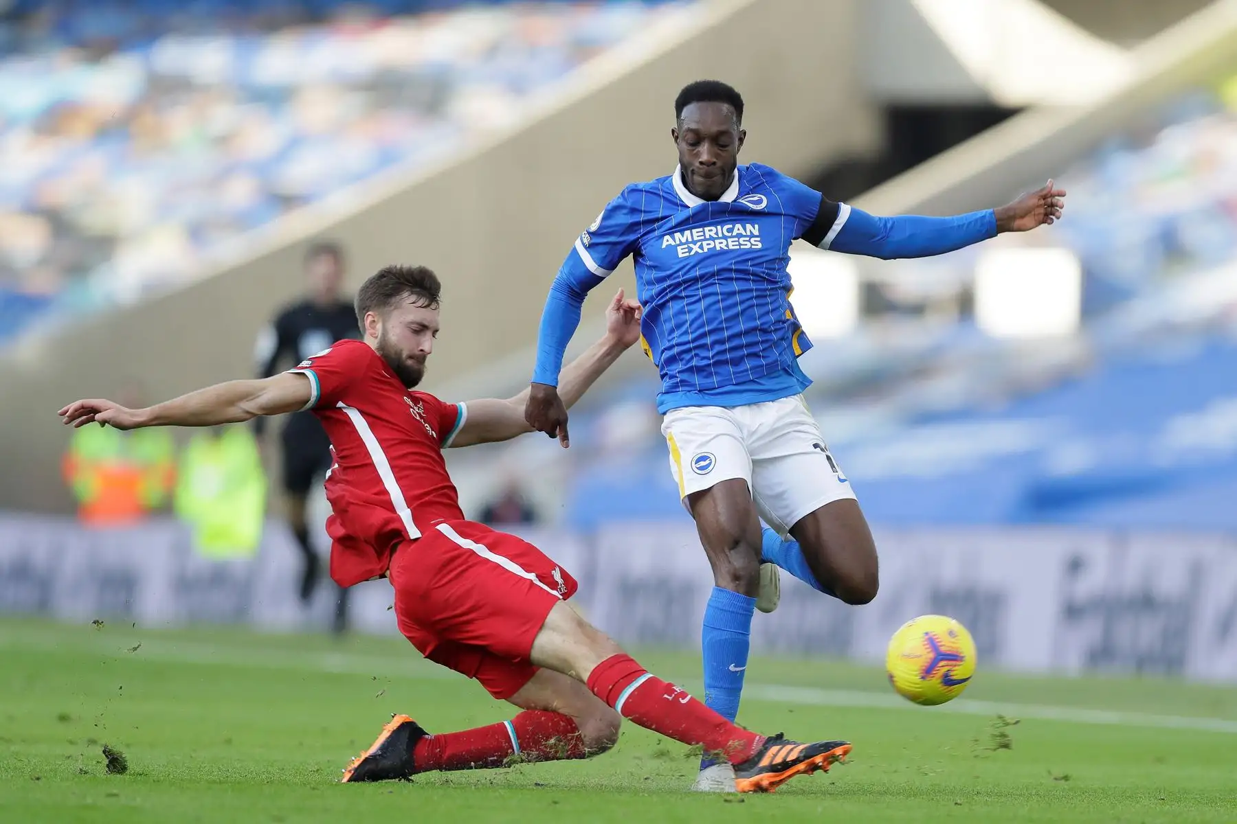 Nathaniel Phillips de Liverpool FC y Danny Welbeck de Brighton en acción durante el partido de fútbol de la Premier League inglesa. Foto: EFE