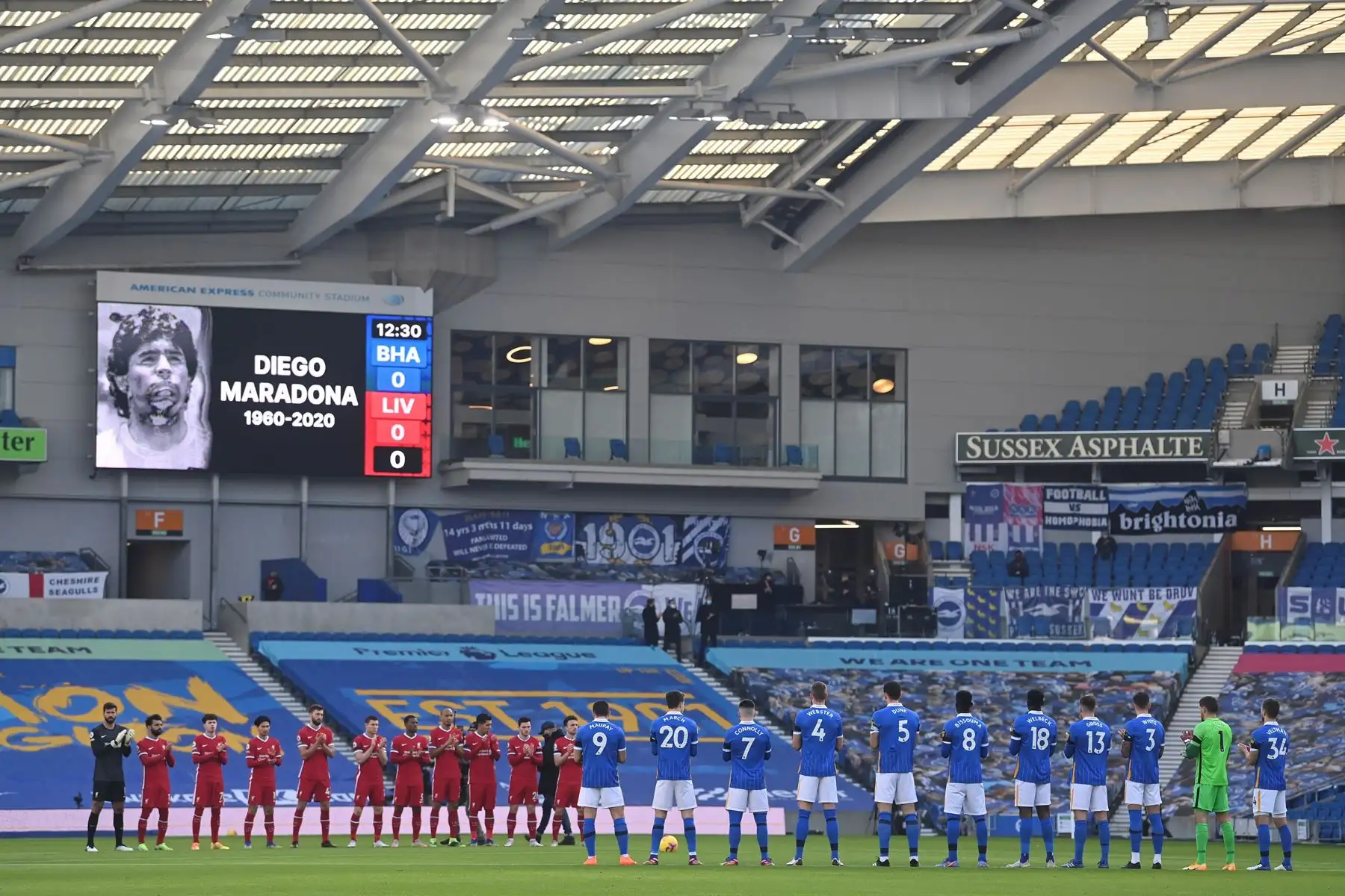 Jugadores aplauden al fallecido astro del fútbol mundial, el argentino Diego Armando Maradona, antes del partido de la Premier League. Foto: EFE