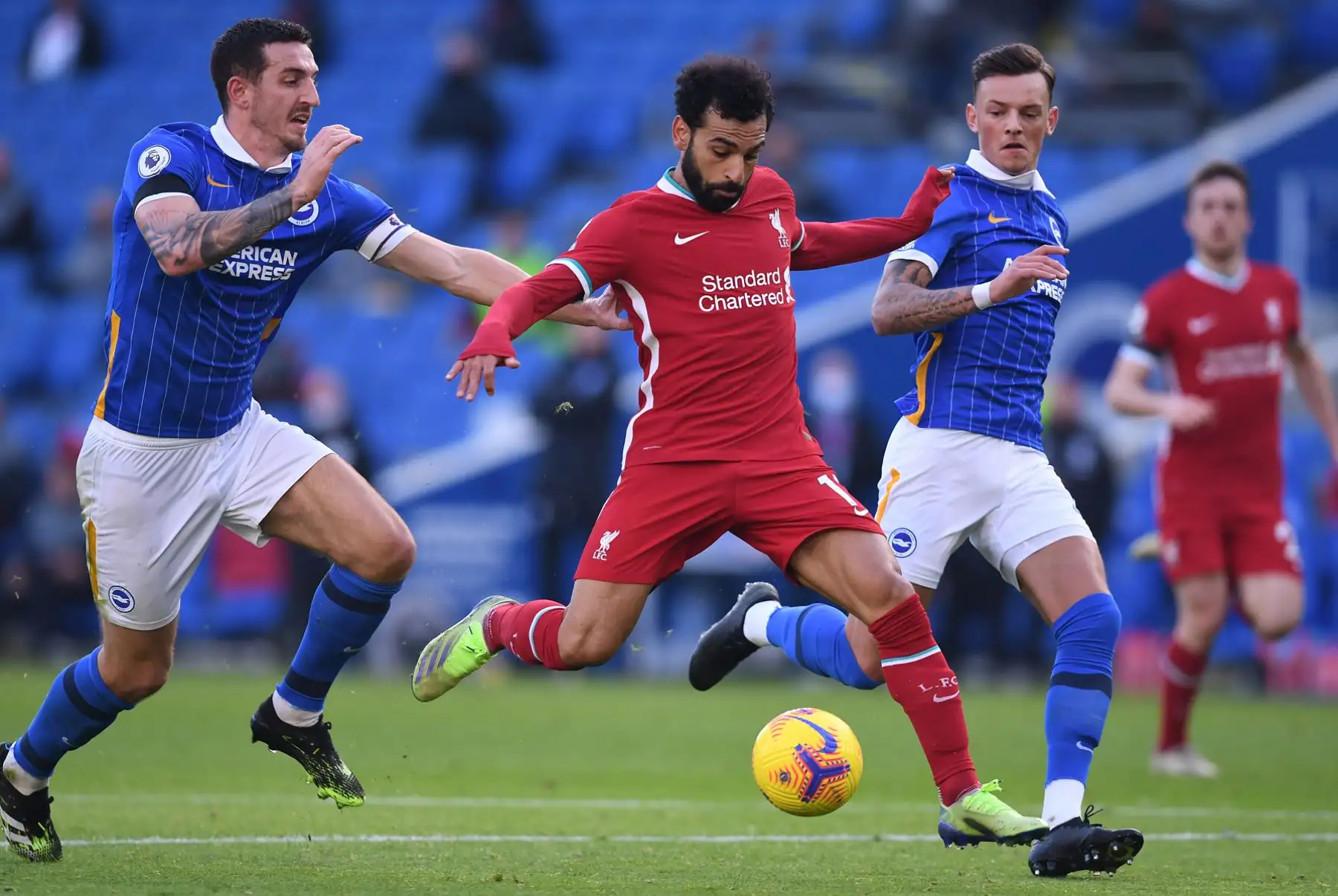 El centrocampista egipcio del Liverpool, Mohamed Salah, intenta disparar al arco ante marca de los rivales de Brighton por la Premier League. Foto: AFP